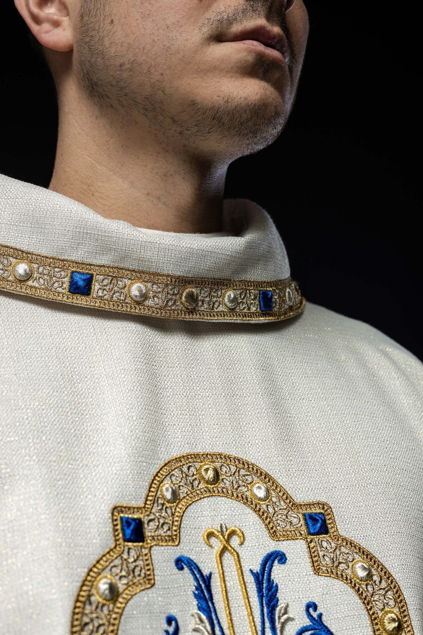 Casulla litúrgica con escudo Mariano bordado