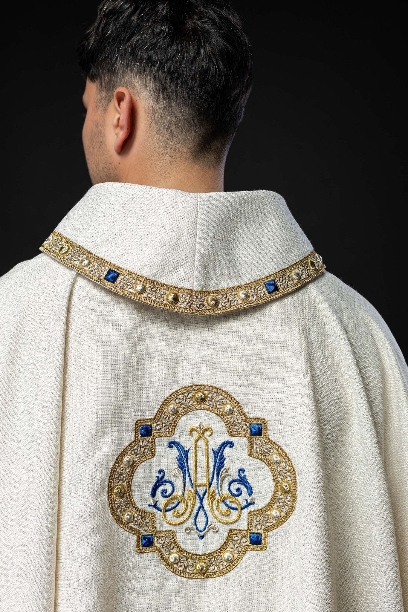 Casulla litúrgica con escudo Mariano bordado