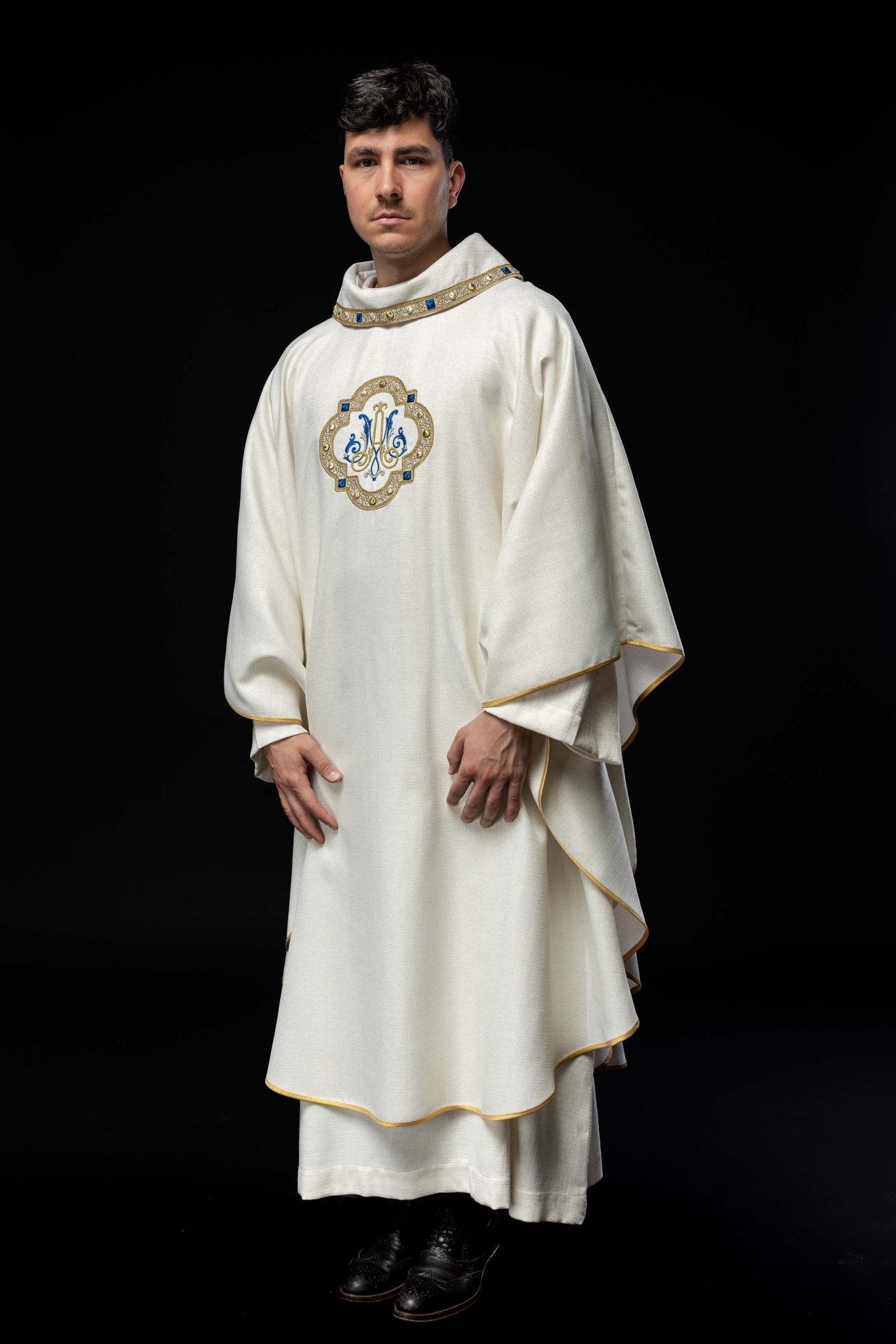 Casulla litúrgica con escudo Mariano bordado