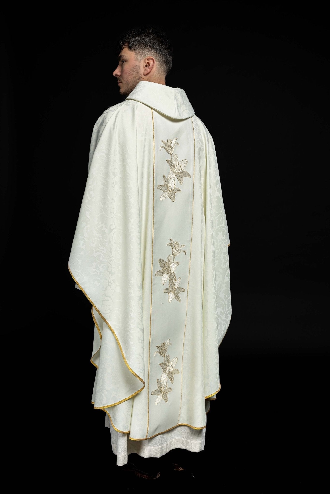 Casulla litúrgica mariana con lirios bordados