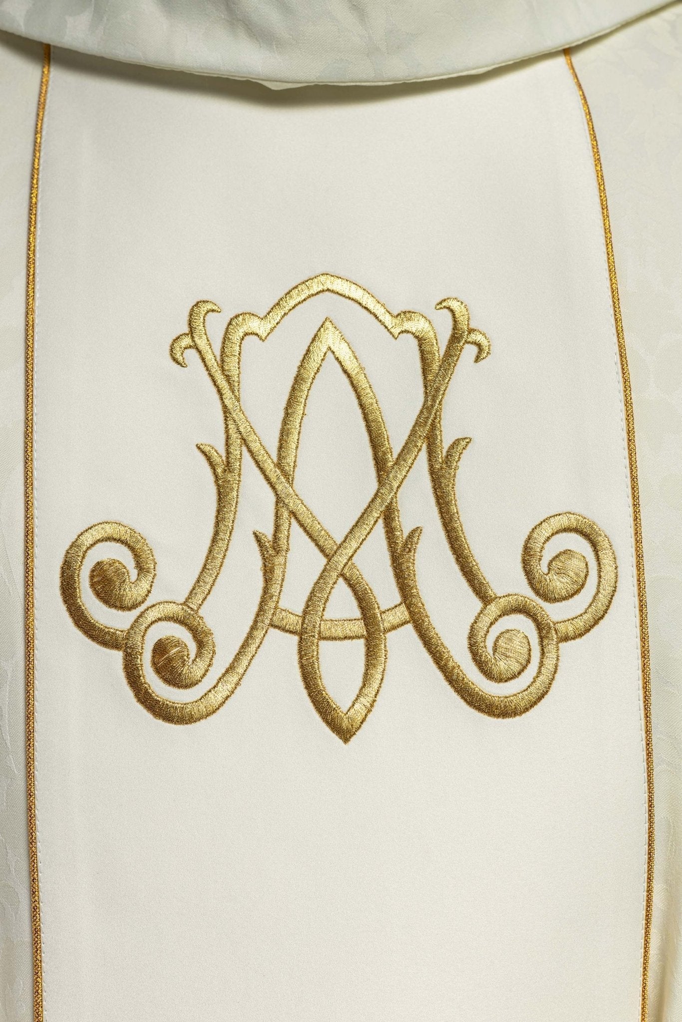 Casulla litúrgica mariana con lirios bordados