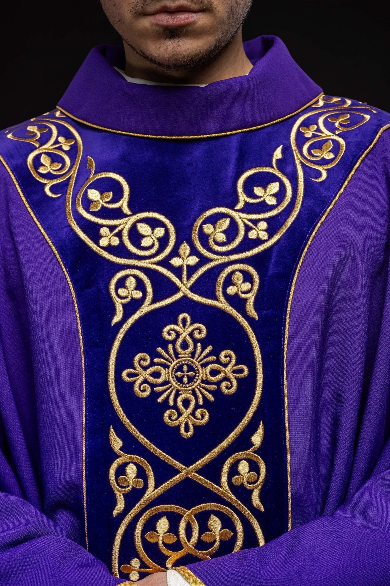Casulla litúrgica morada con bordado en terciopelo