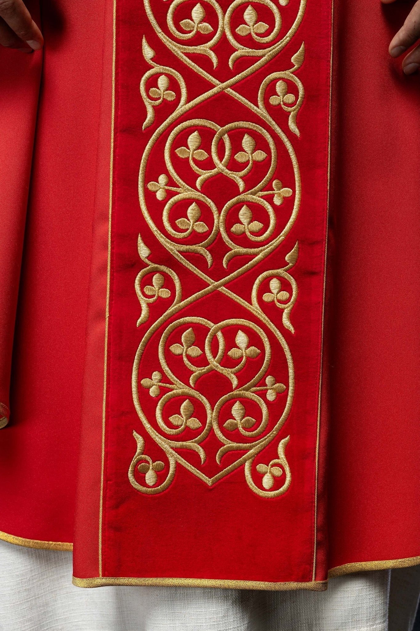 Casulla litúrgica roja con bordado en terciopelo