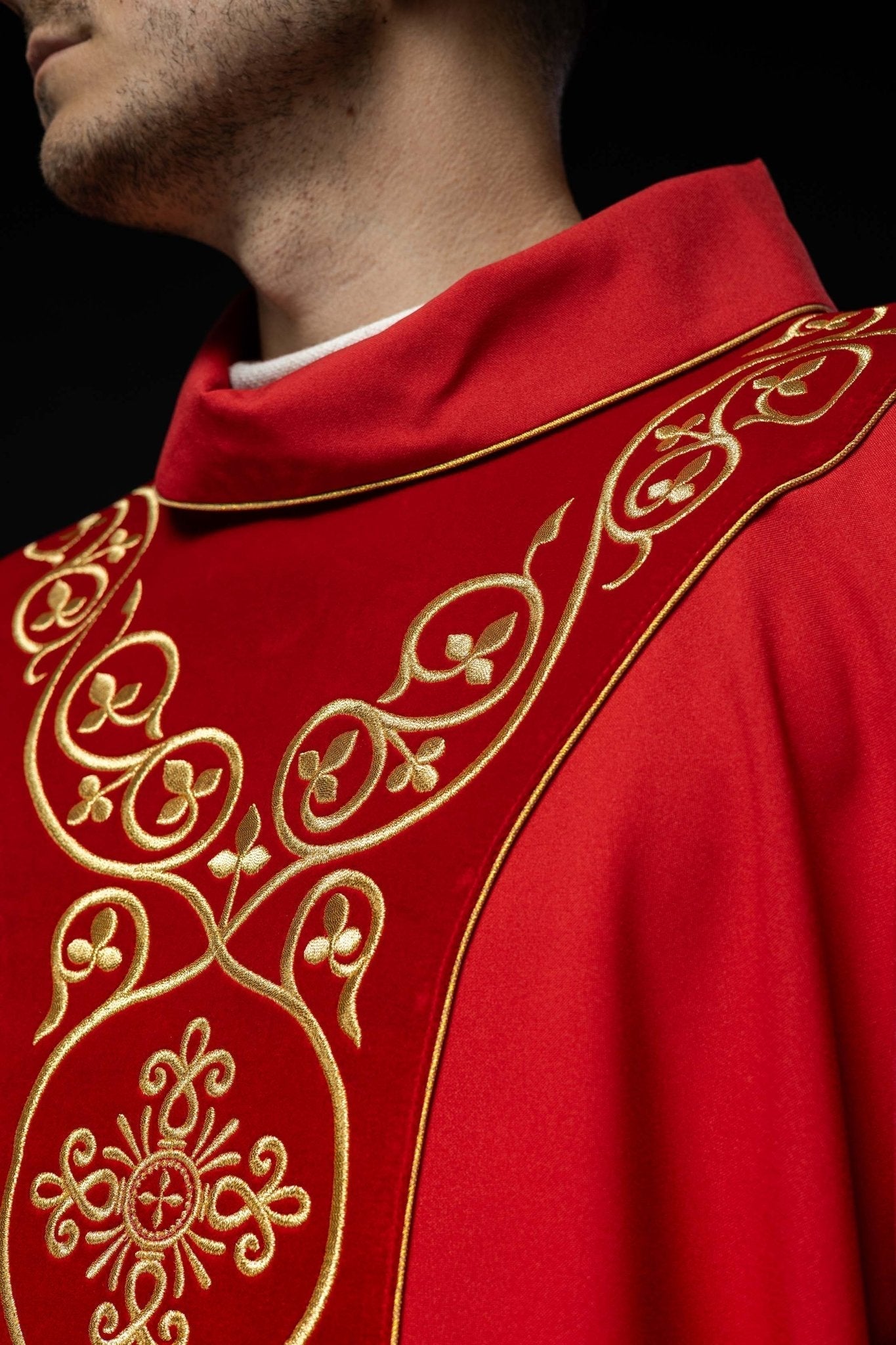 Casulla litúrgica roja con bordado en terciopelo