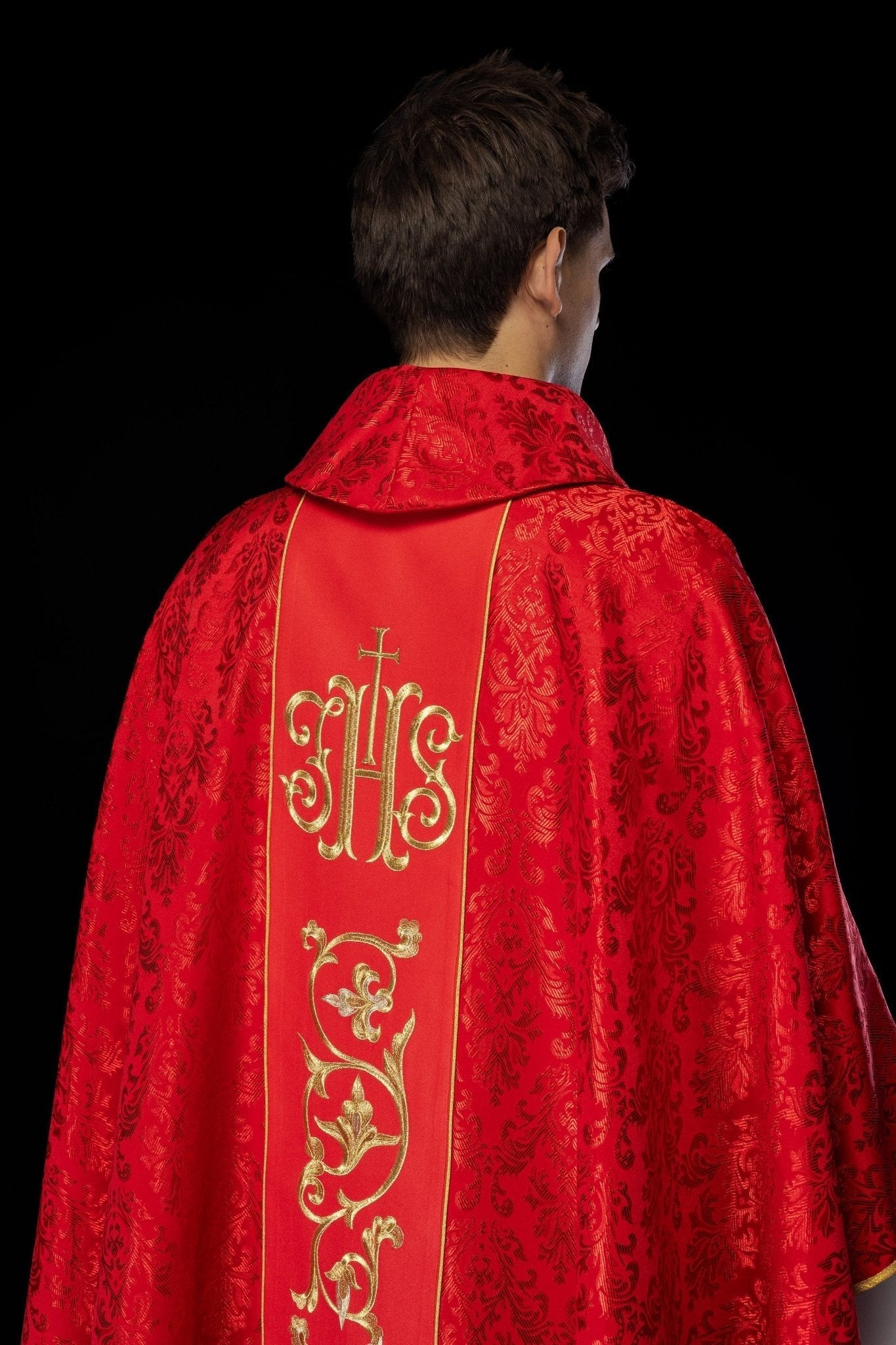 Casulla litúrgica roja con cinturón IHS ricamente decorado