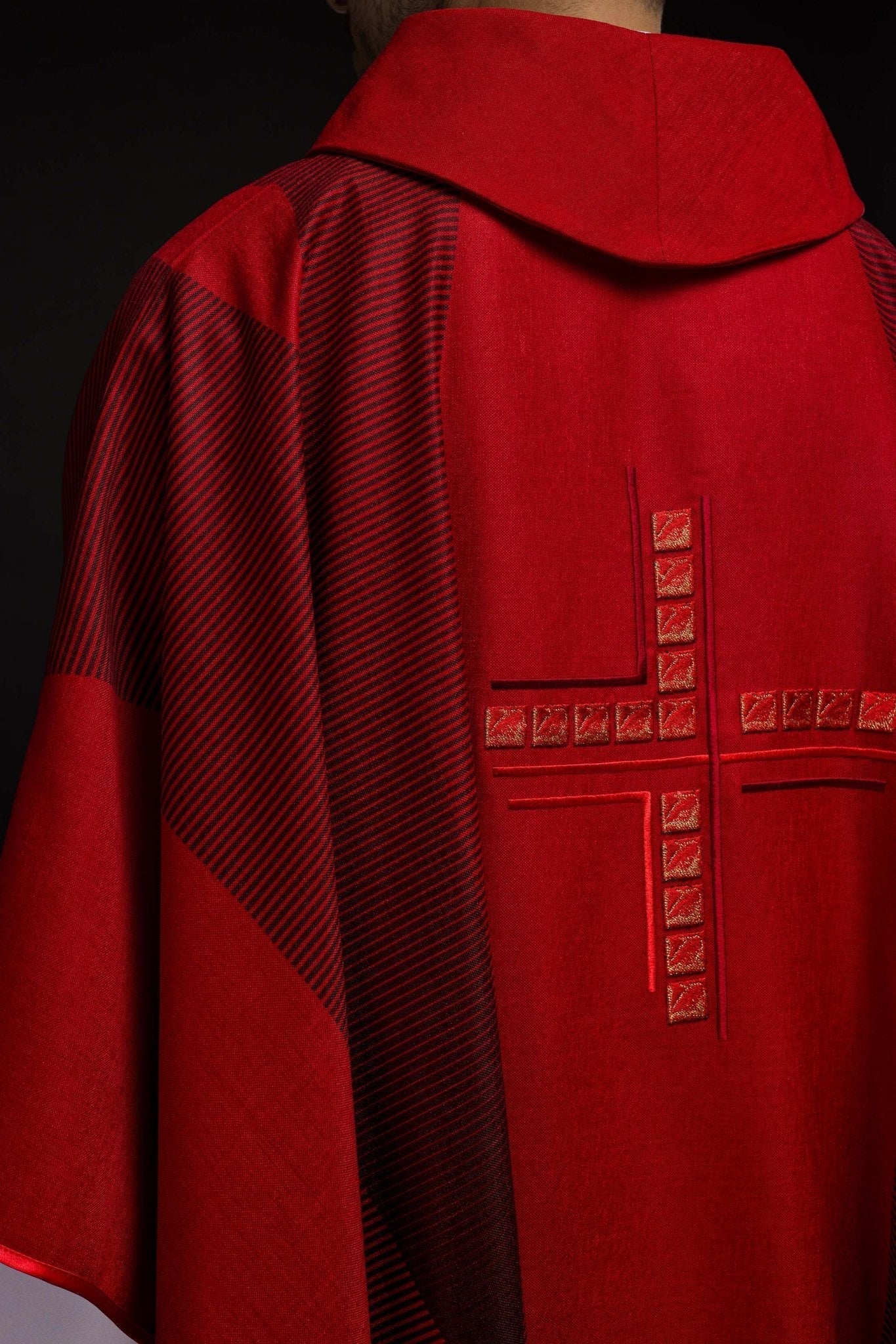 Casulla litúrgica rojo con cruz