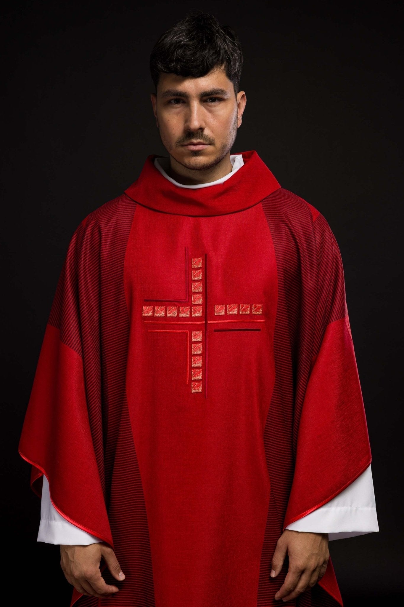 Casulla litúrgica rojo con cruz