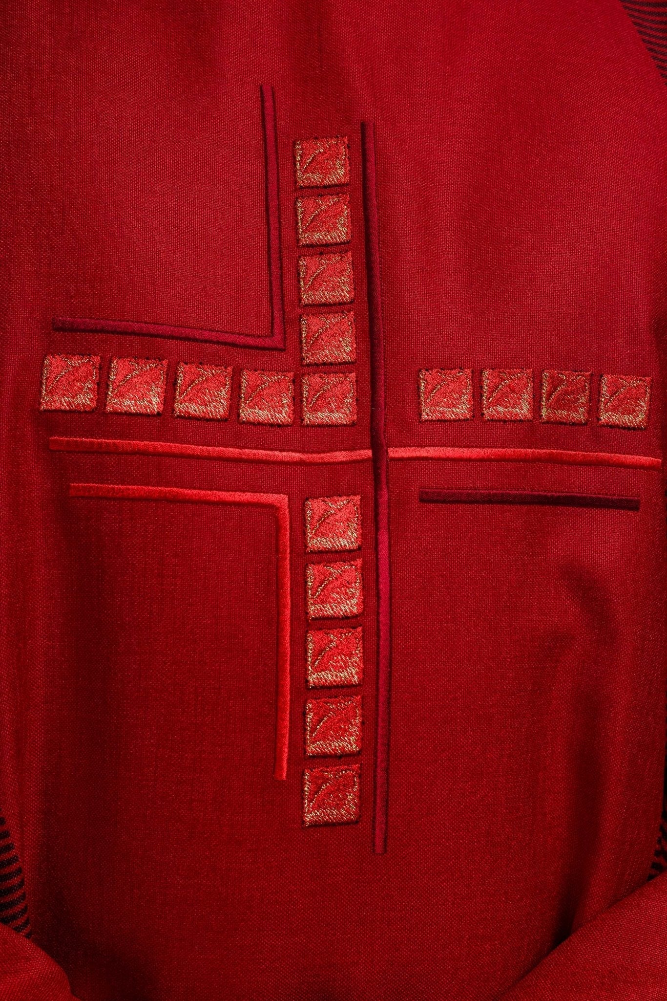 Casulla litúrgica rojo con cruz