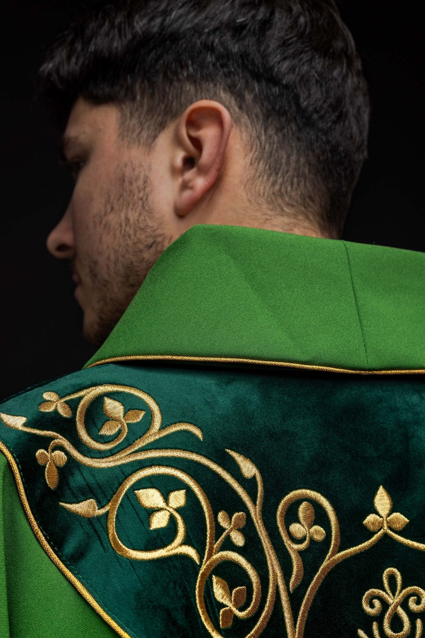 Casulla litúrgica verde con bordado en terciopelo