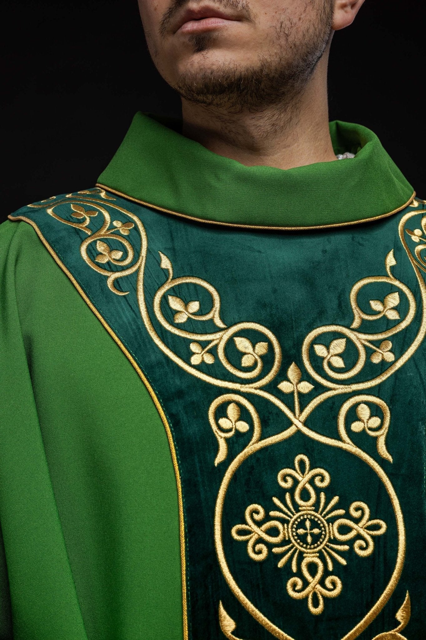 Casulla litúrgica verde con bordado en terciopelo