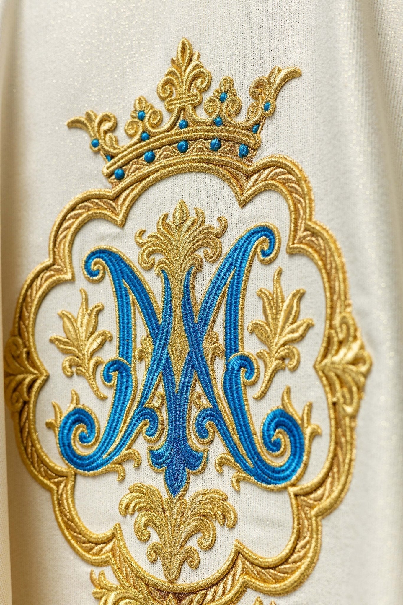Casulla litúrgico con escudo bordado de María y corona