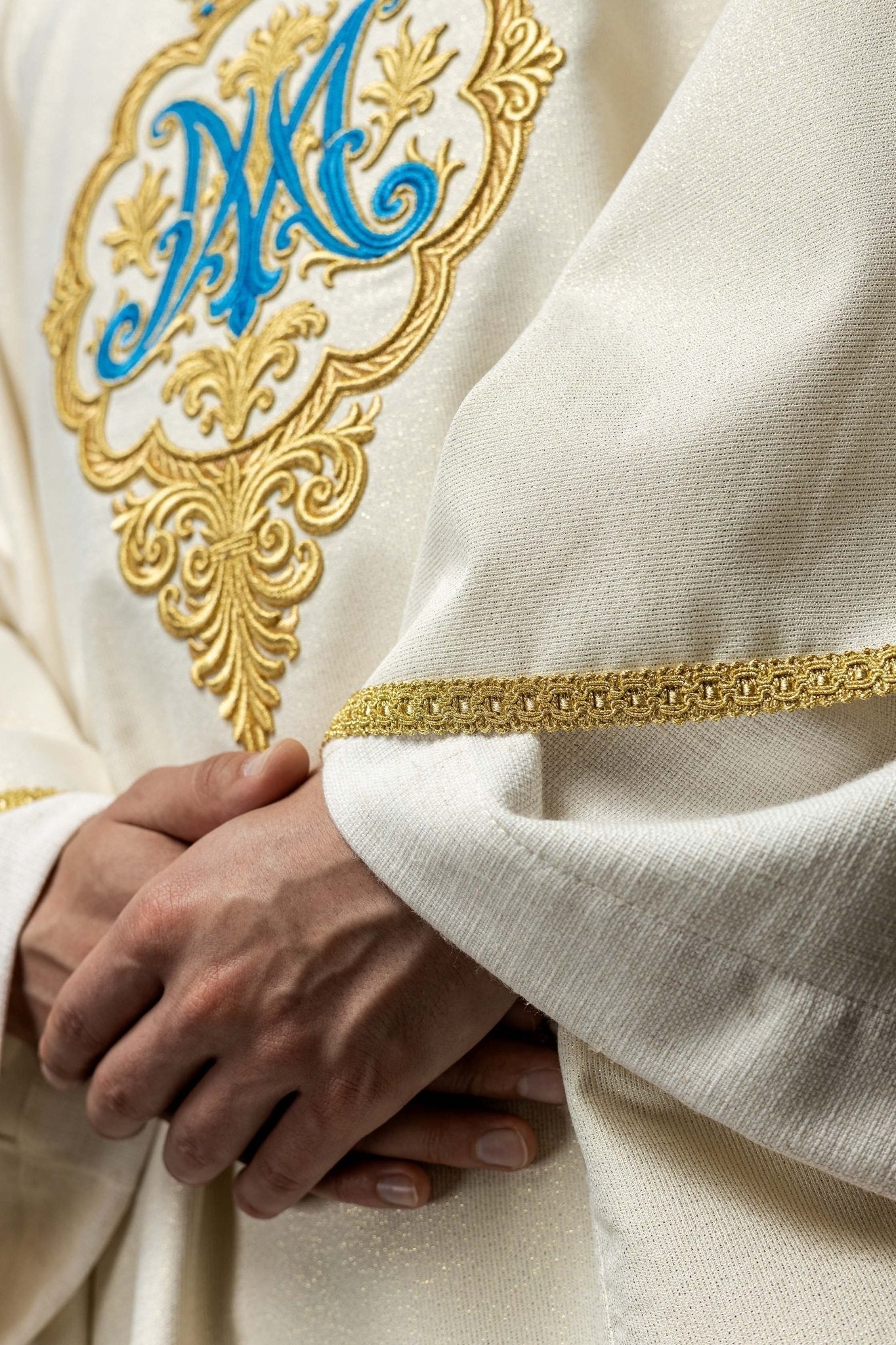Casulla litúrgico con escudo bordado de María y corona