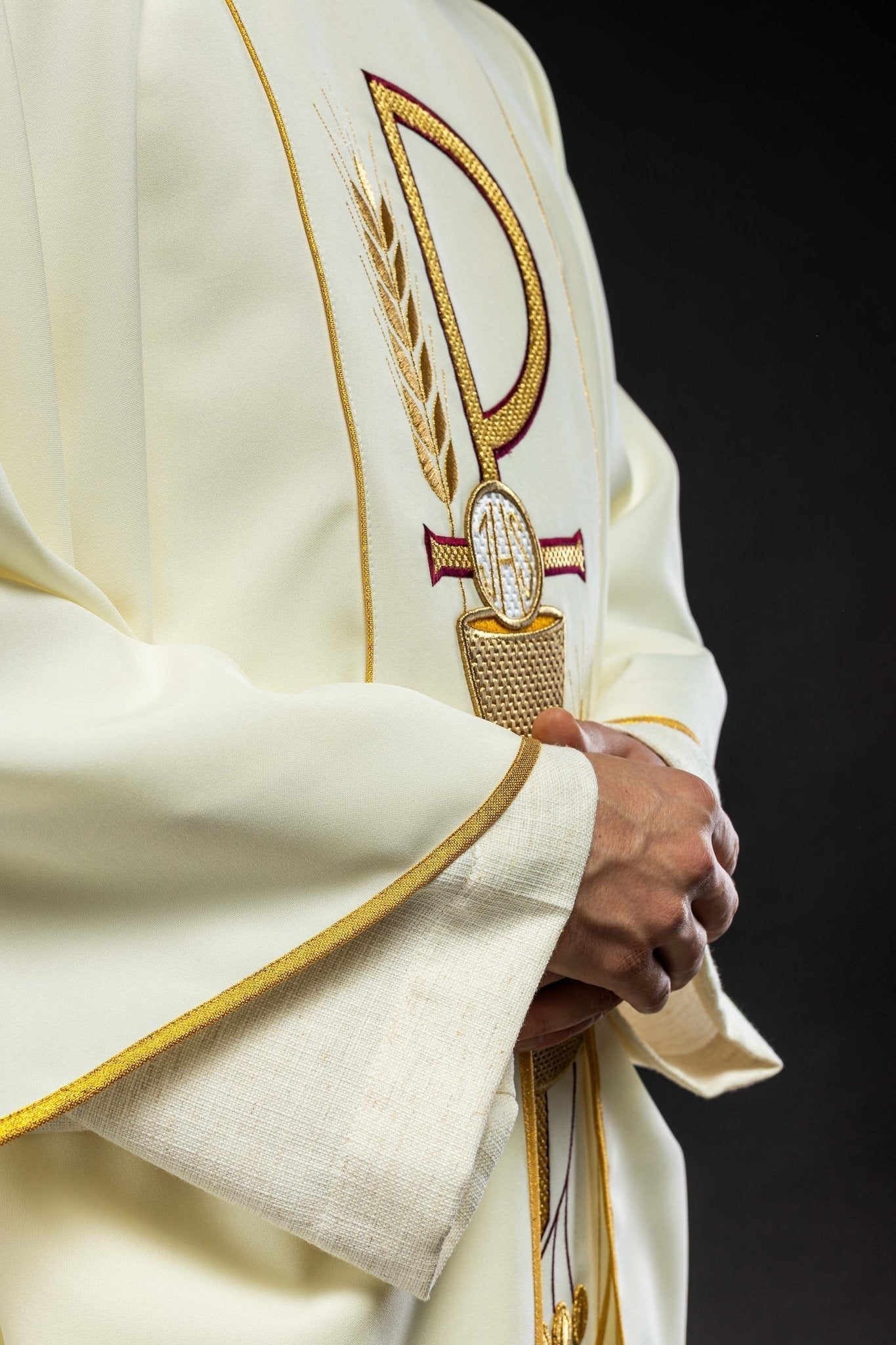 Casulla marfil con bordado cáliz e IHS