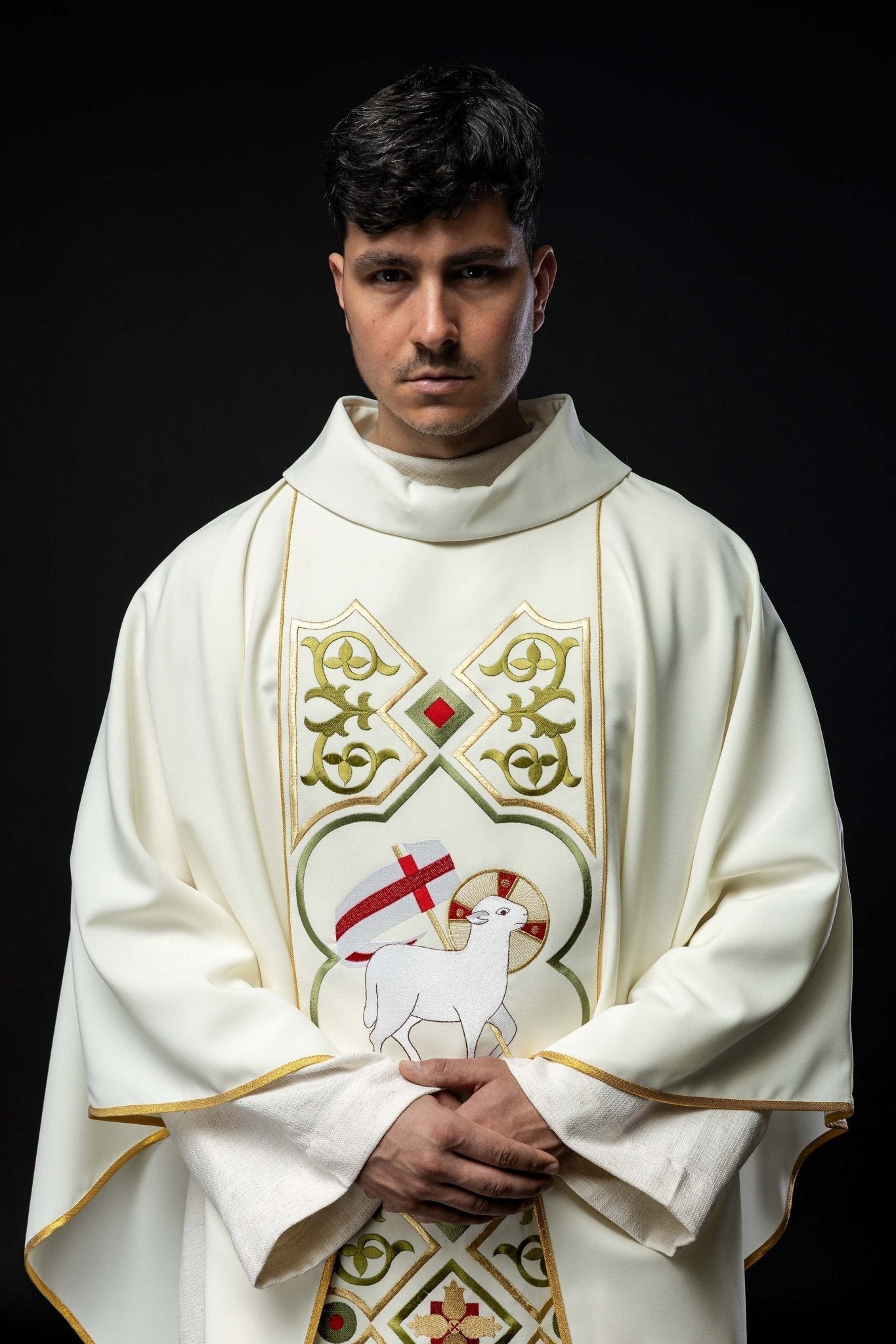 Casulla marfil con bordado Cordero