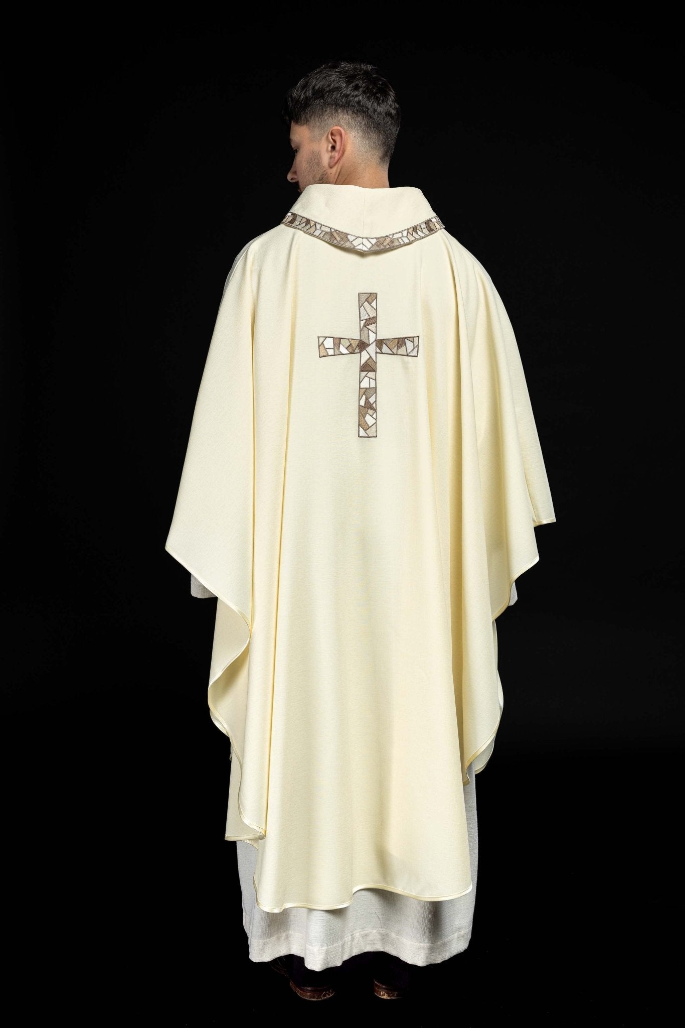 Casulla marfil con bordado Cruz