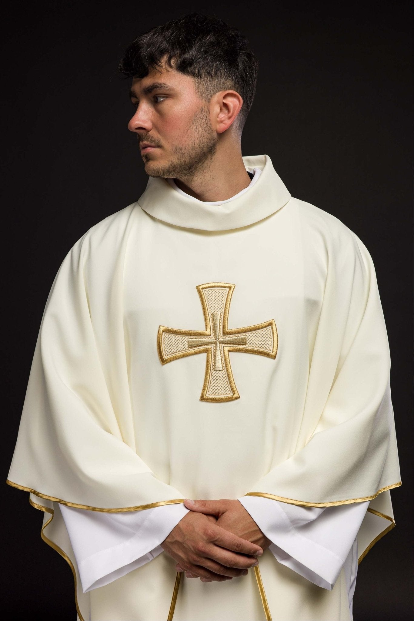 Casulla marfil con bordado Cruz