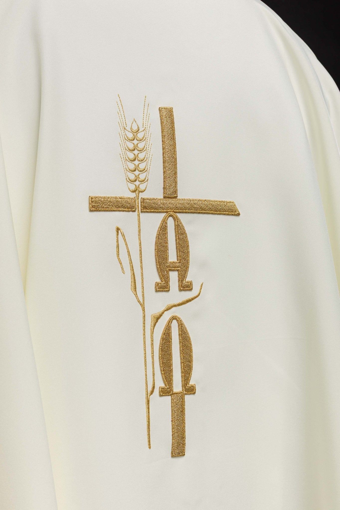 Casulla marfil con bordado Cruz, Alfa y Omega