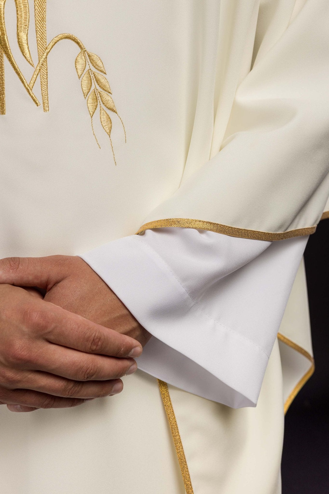 Casulla marfil con bordado Cruz y Espigas