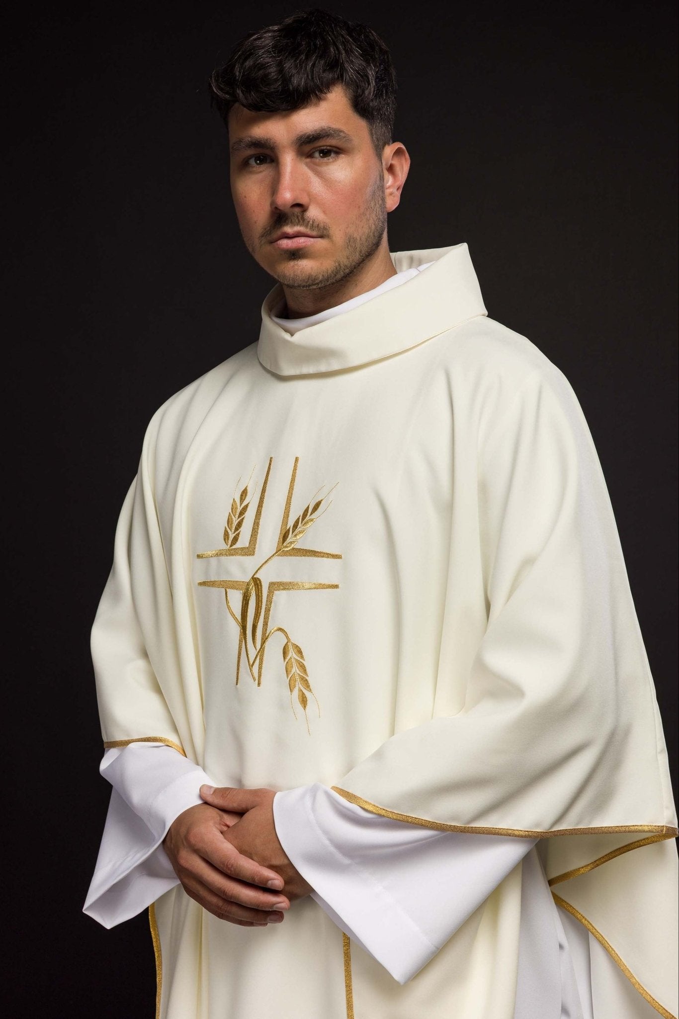 Casulla marfil con bordado Cruz y Espigas