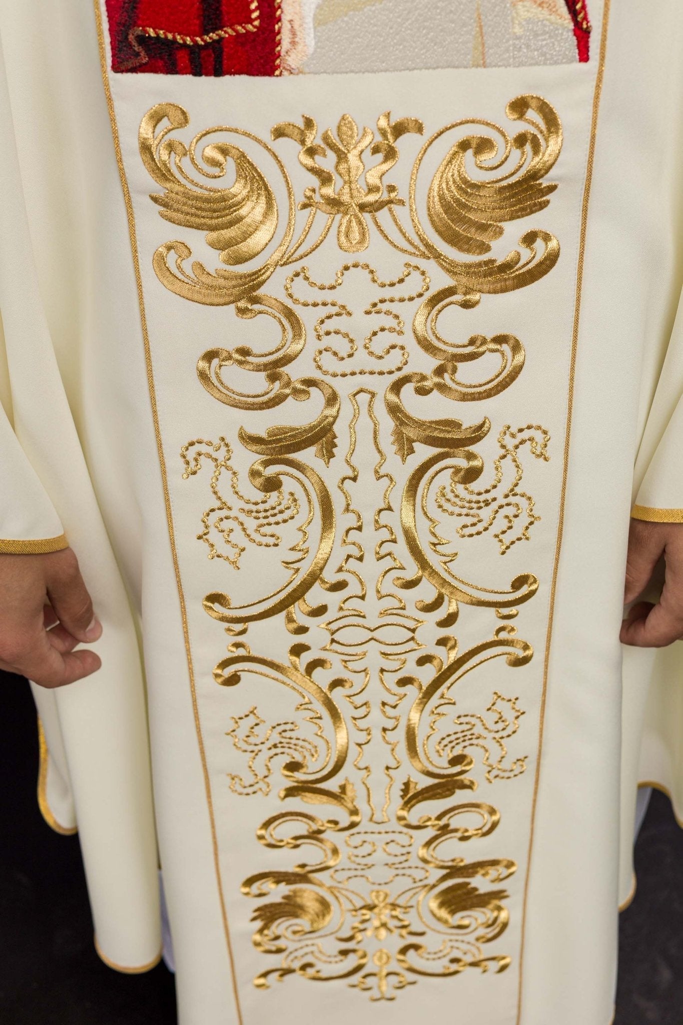 Casulla marfil con bordado del Papa Juan Pablo II
