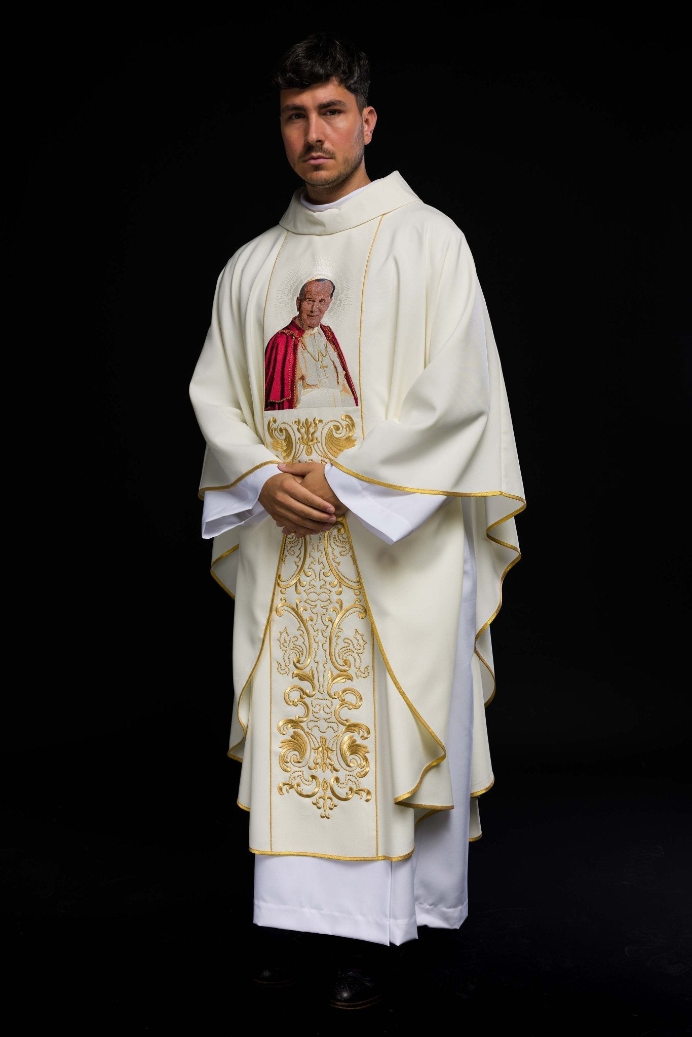 Casulla marfil con bordado del Papa Juan Pablo II