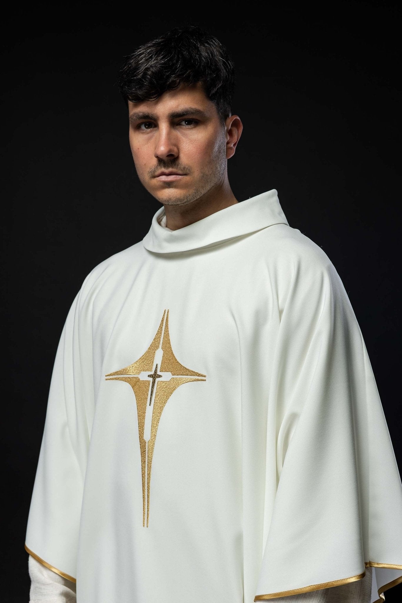 Casulla marfil con bordado dorado Cruz