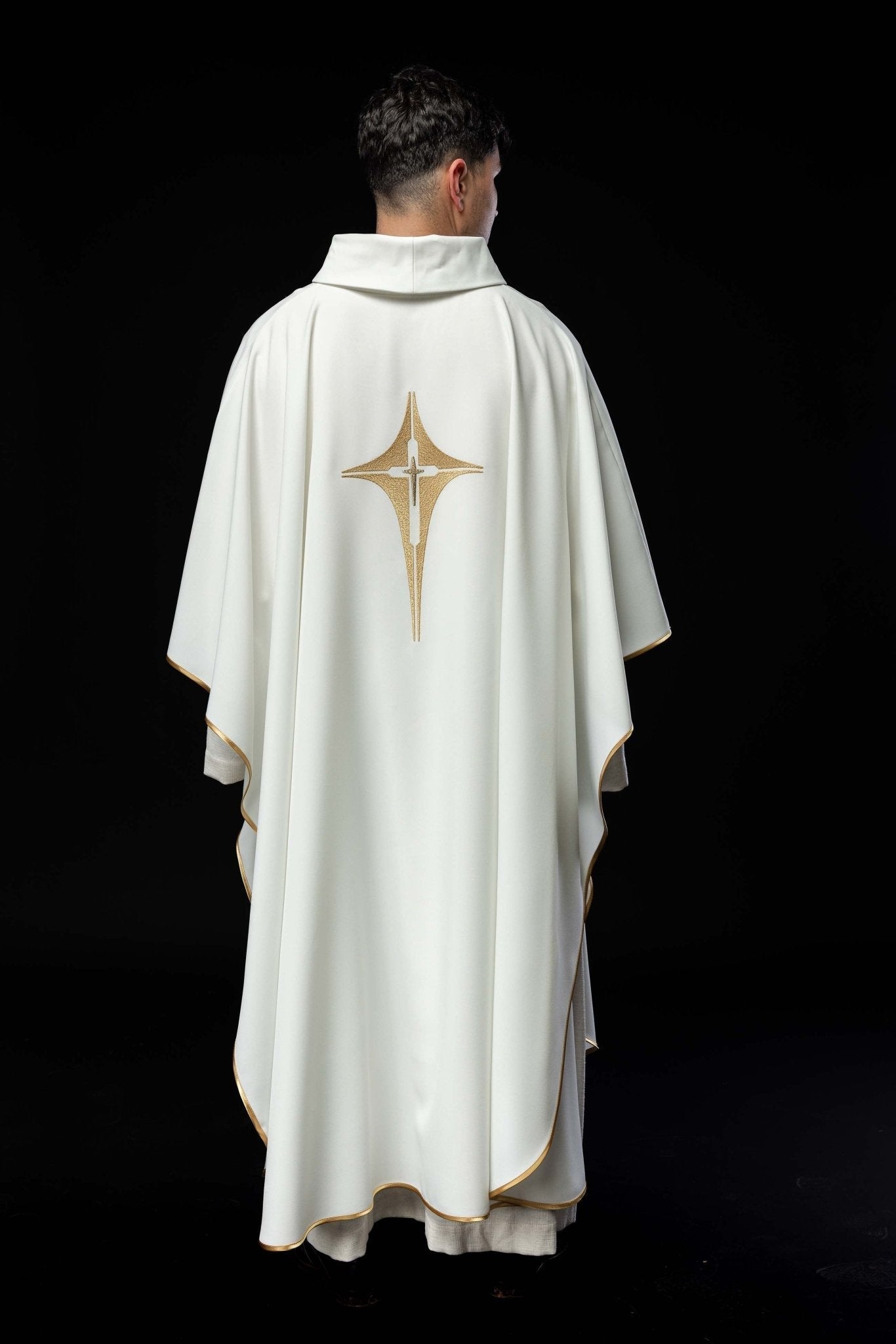 Casulla marfil con bordado dorado Cruz