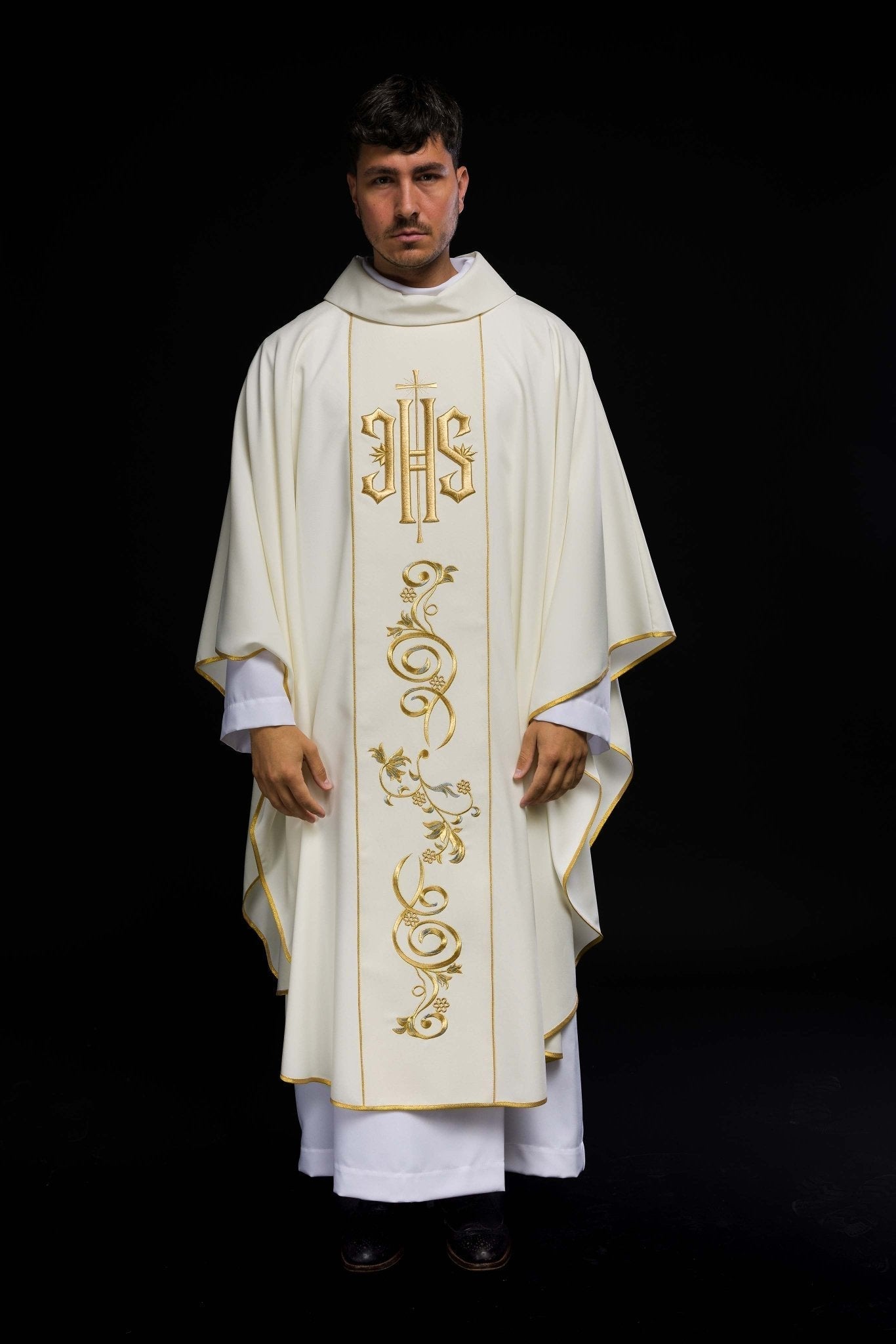 Casulla marfil con bordado dorado IHS y adorno floral