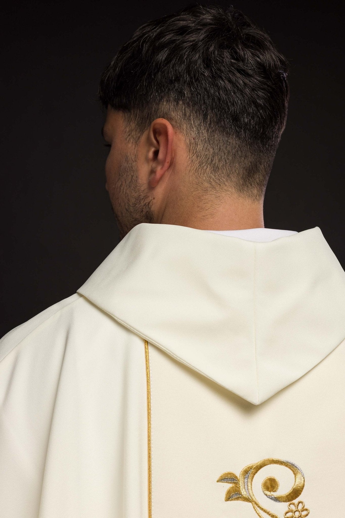 Casulla marfil con bordado dorado IHS y adorno floral