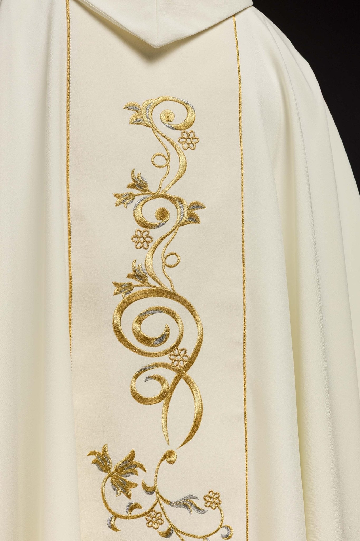 Casulla marfil con bordado dorado IHS y adorno floral