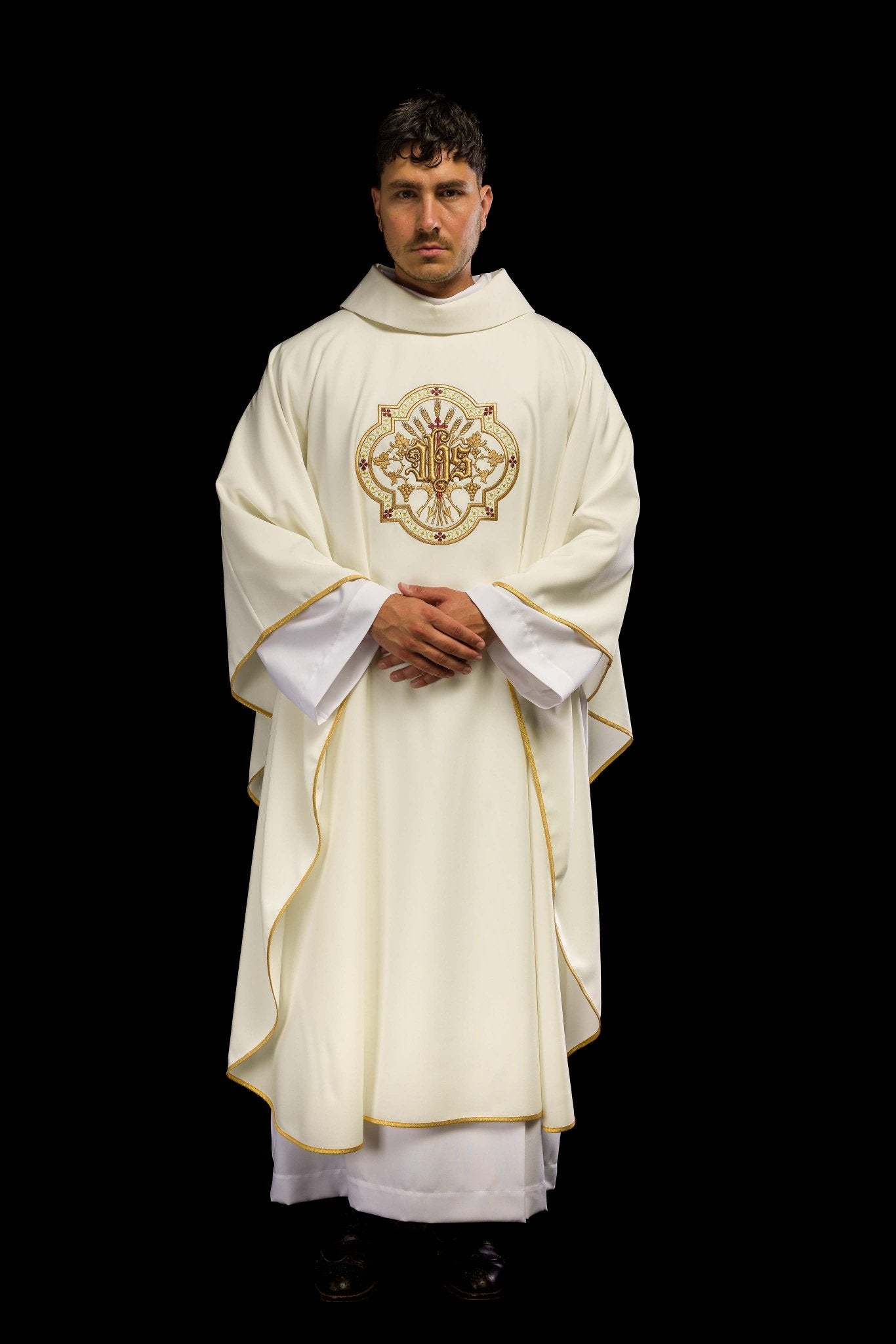 Casulla marfil con bordados IHS y PAX