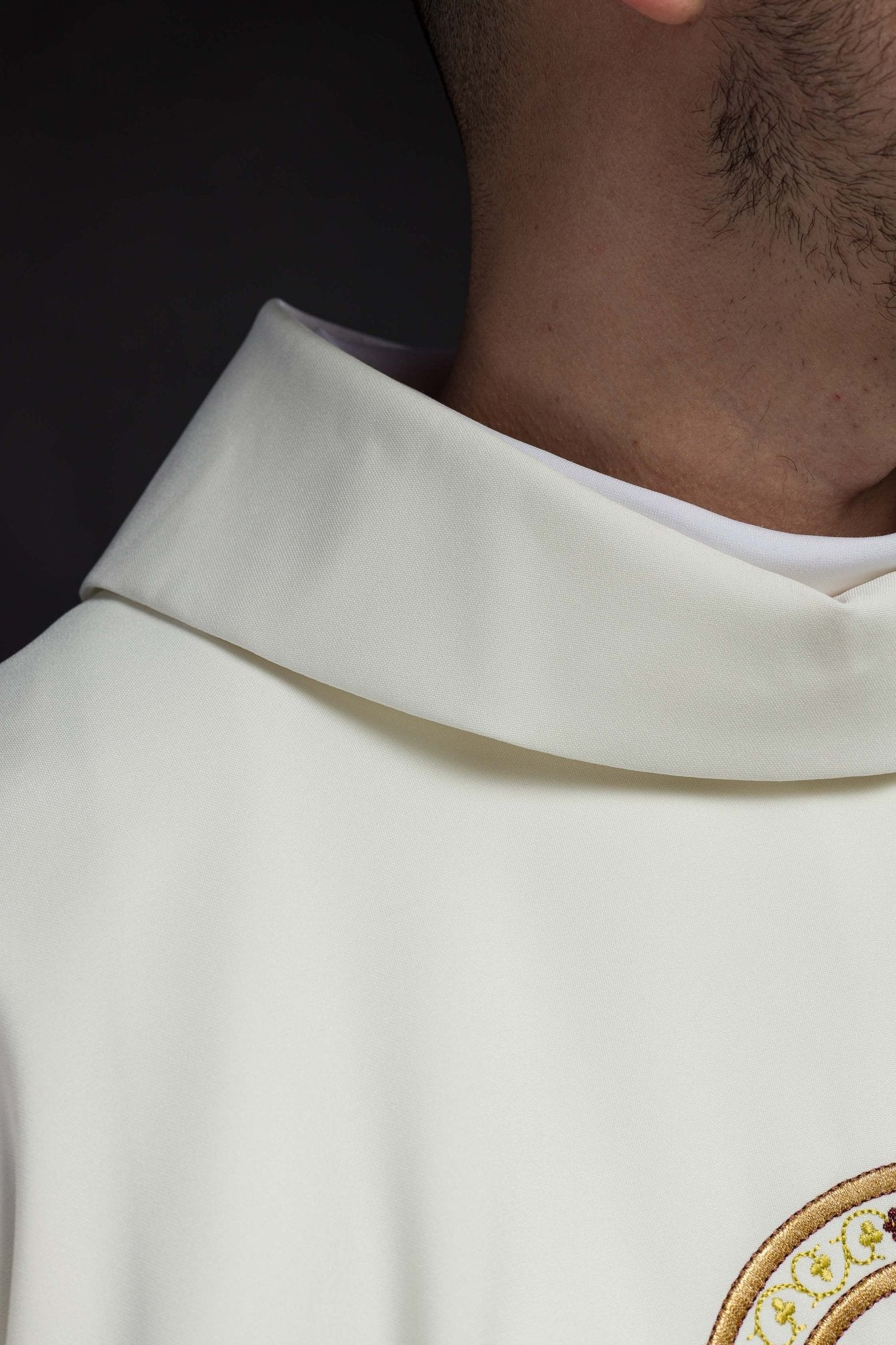 Casulla marfil con bordados IHS y PAX
