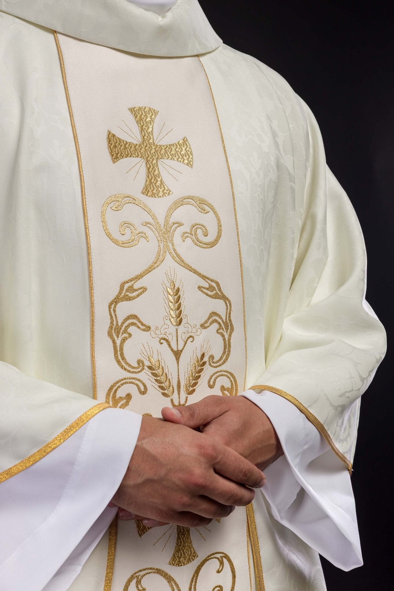Casulla marfil con galón ricamente bordado