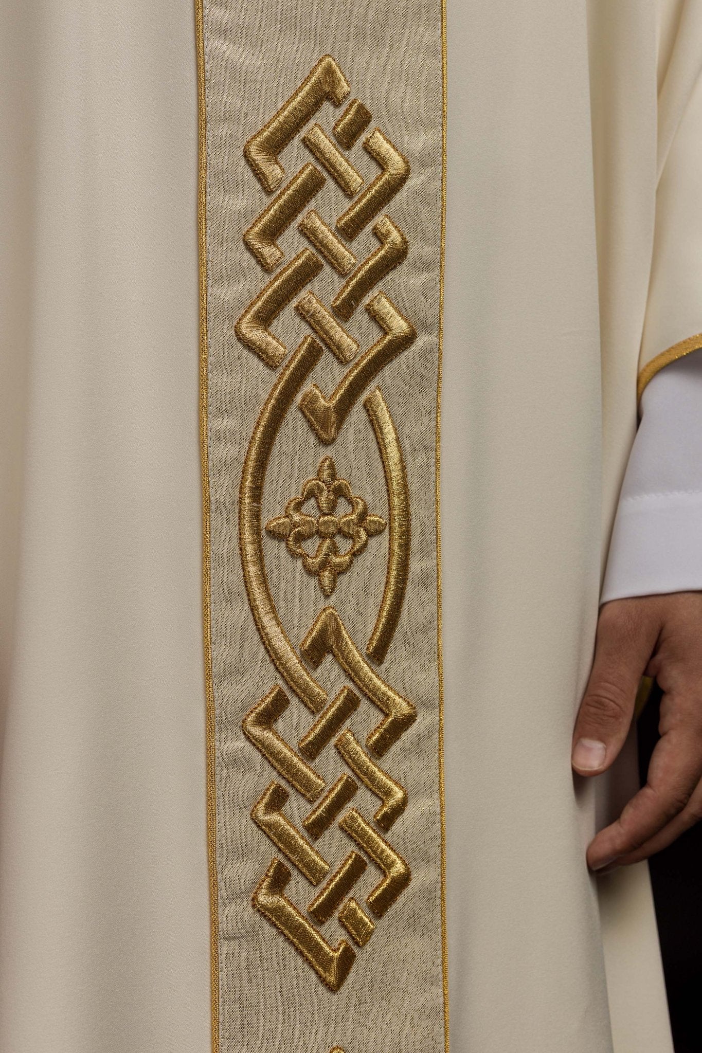 Casulla marfil con galón ricamente bordado