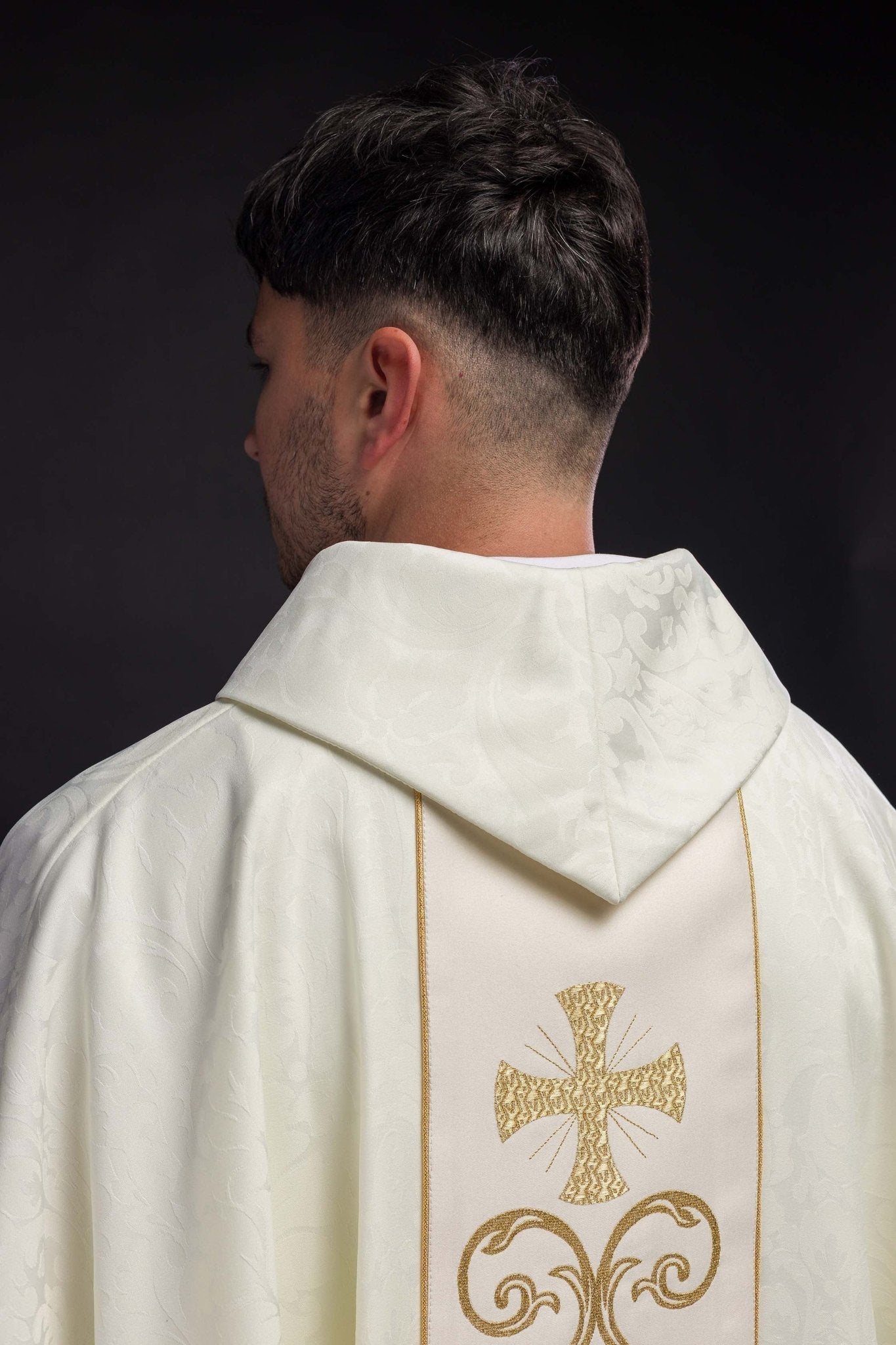 Casulla marfil con galón ricamente bordado