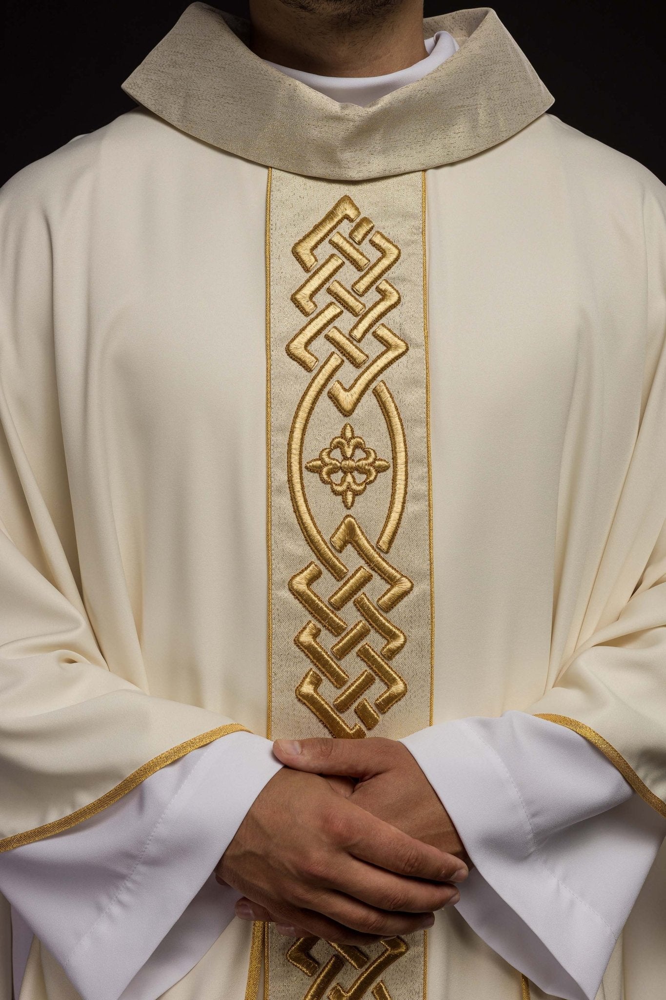 Casulla marfil con galón ricamente bordado