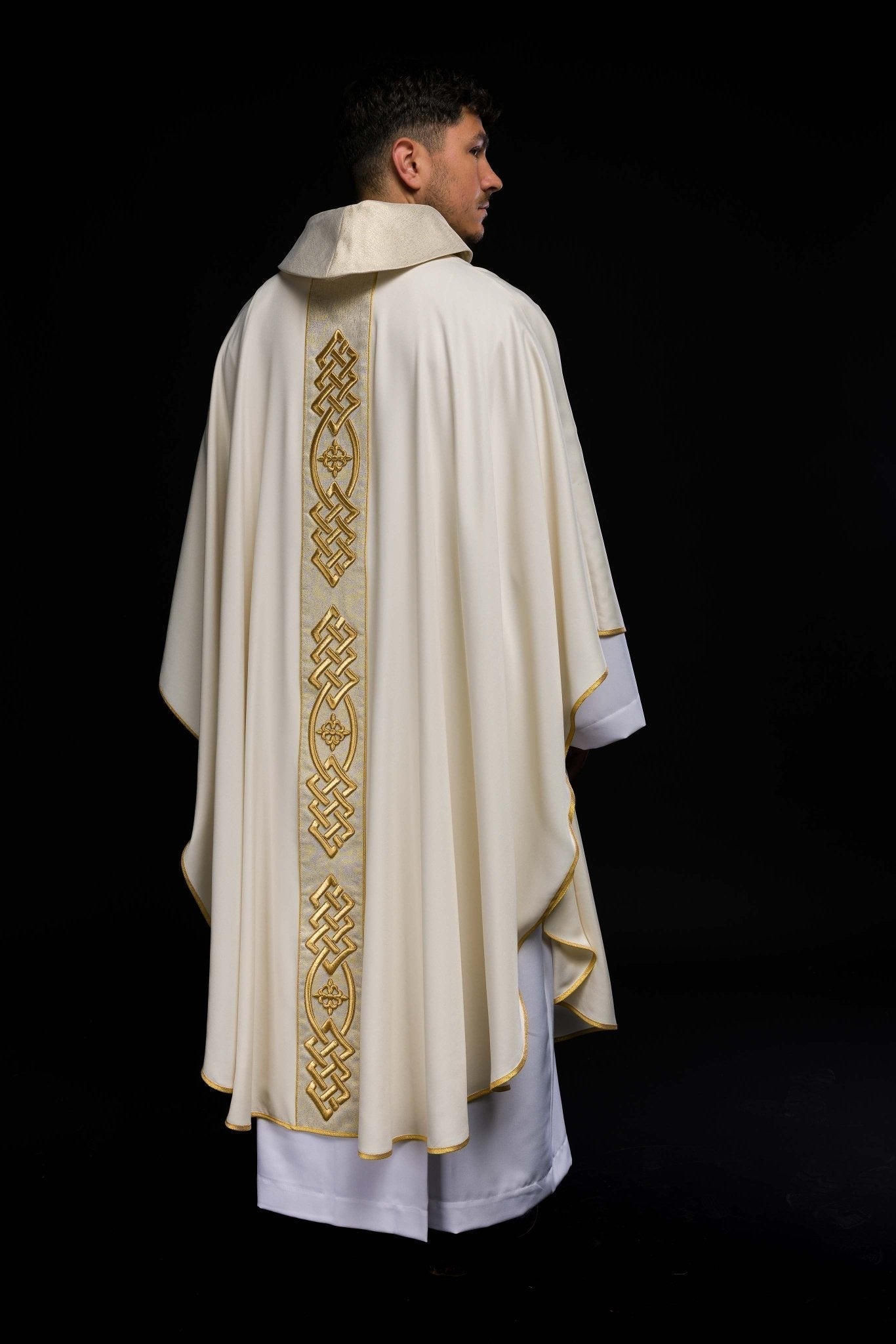 Casulla marfil con galón ricamente bordado