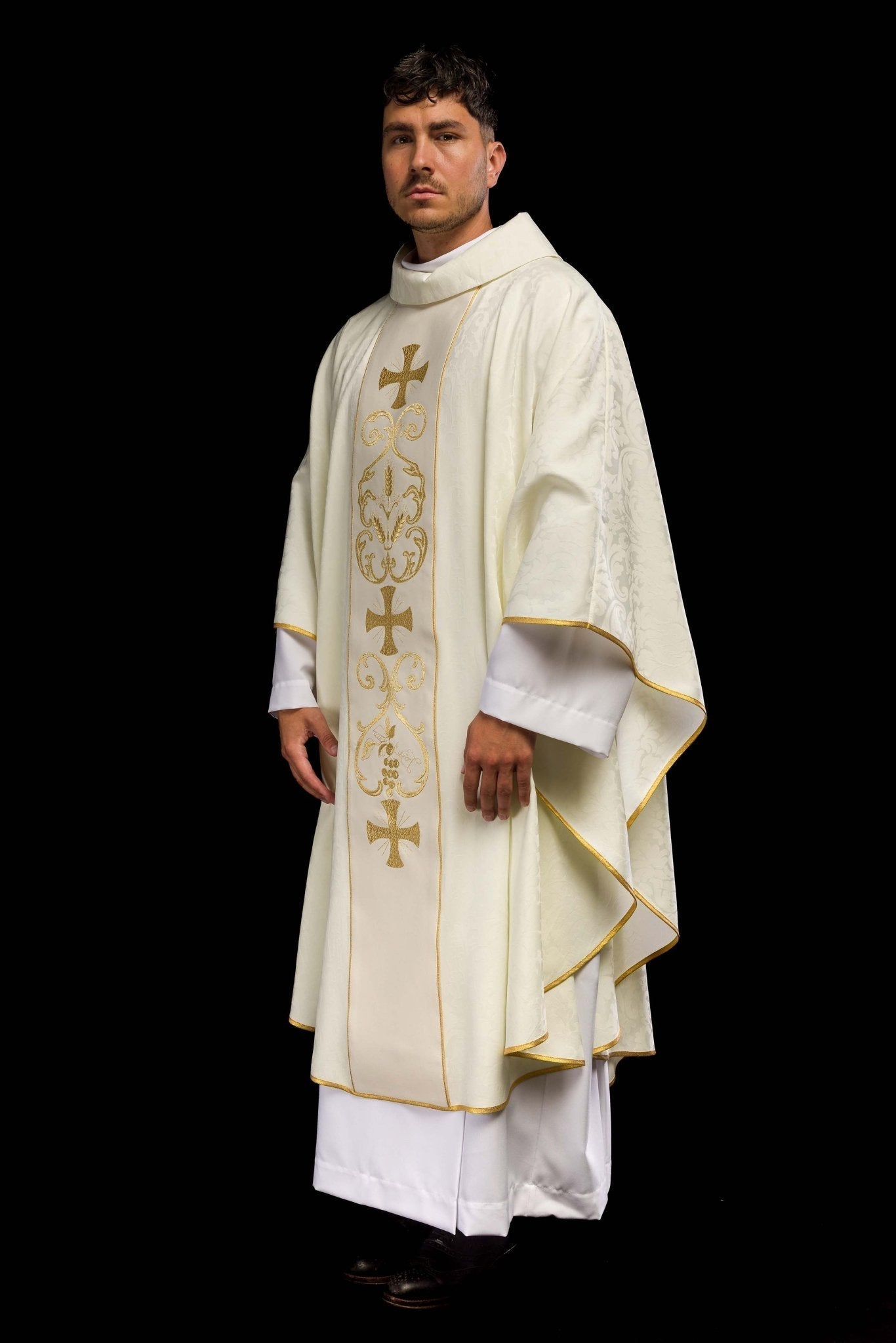 Casulla marfil con galón ricamente bordado