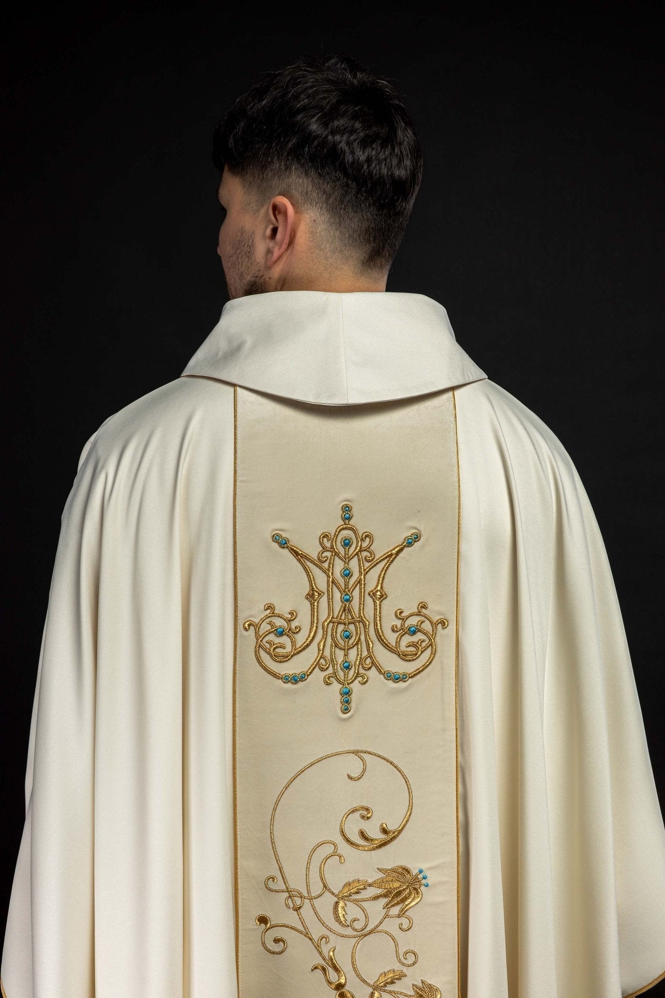 Casulla marfil con galón terciopelo