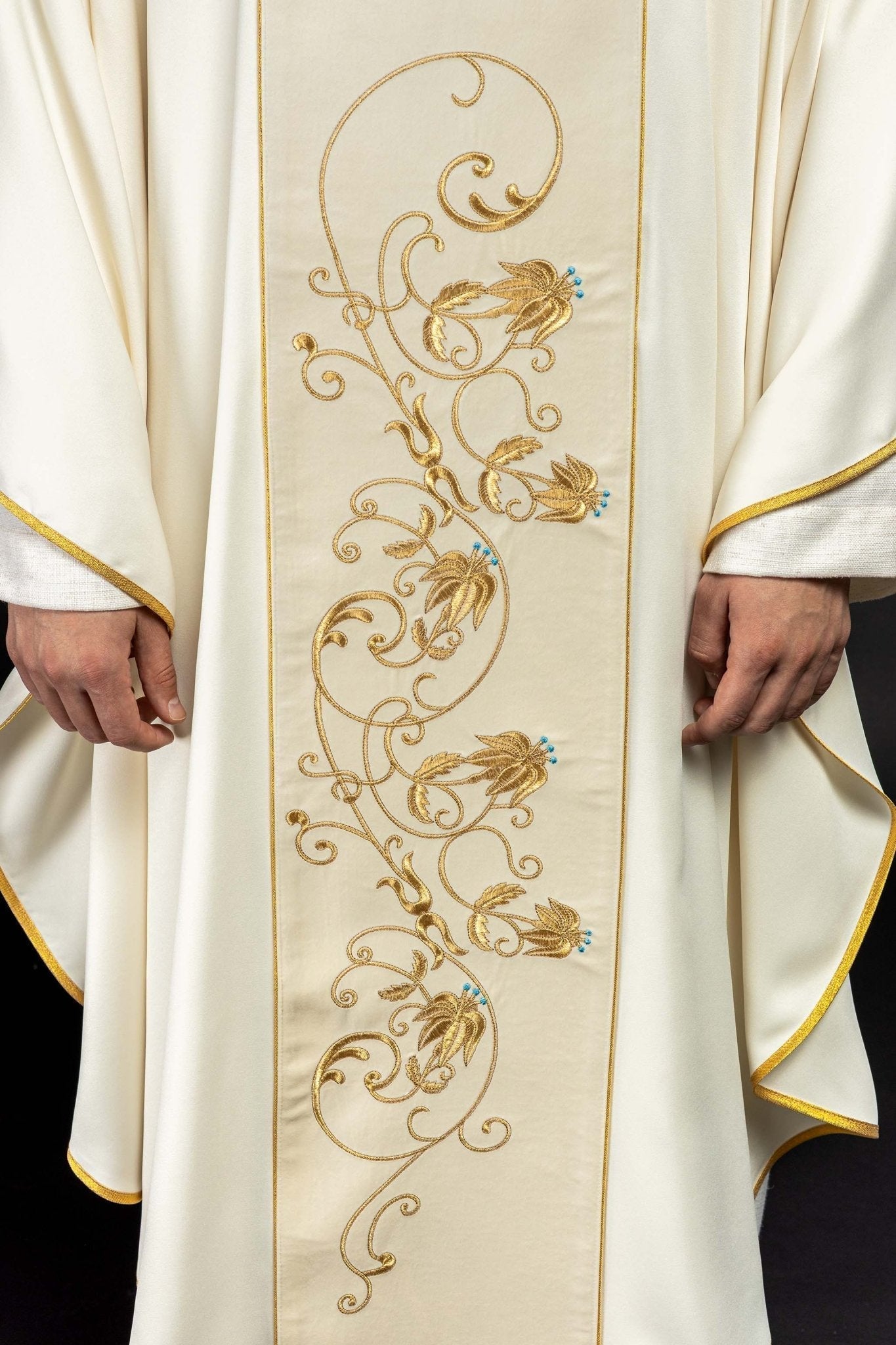 Casulla marfil con galón terciopelo