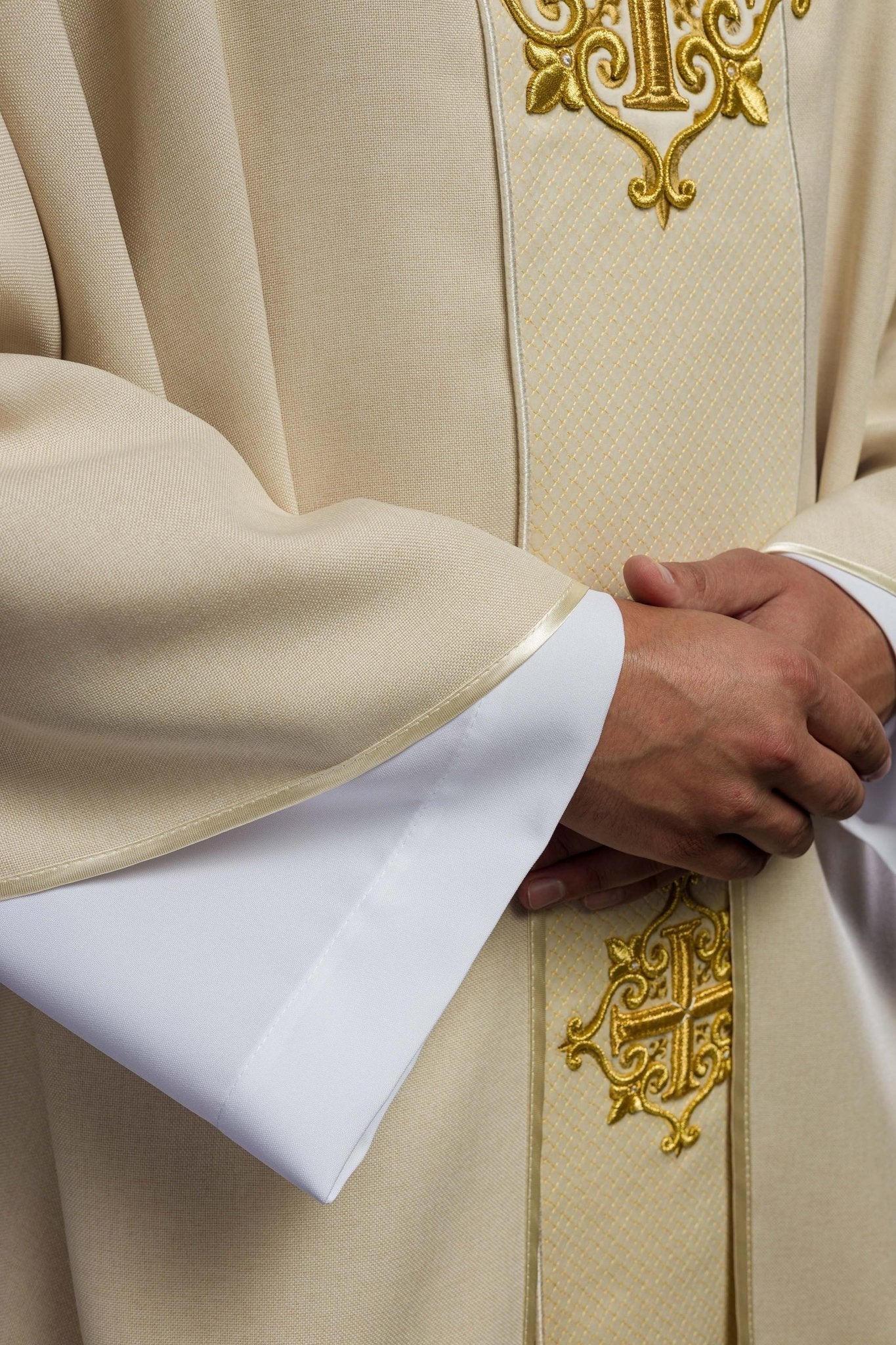Casulla marfil con galón terciopelo ricamente bordado Cruces