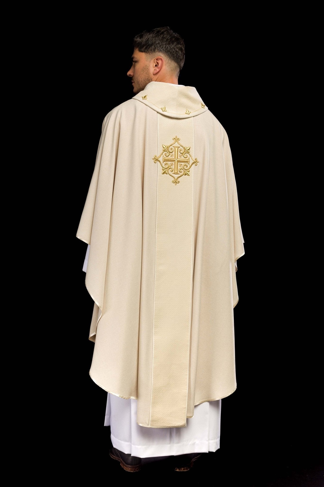 Casulla marfil con galón terciopelo ricamente bordado Cruz