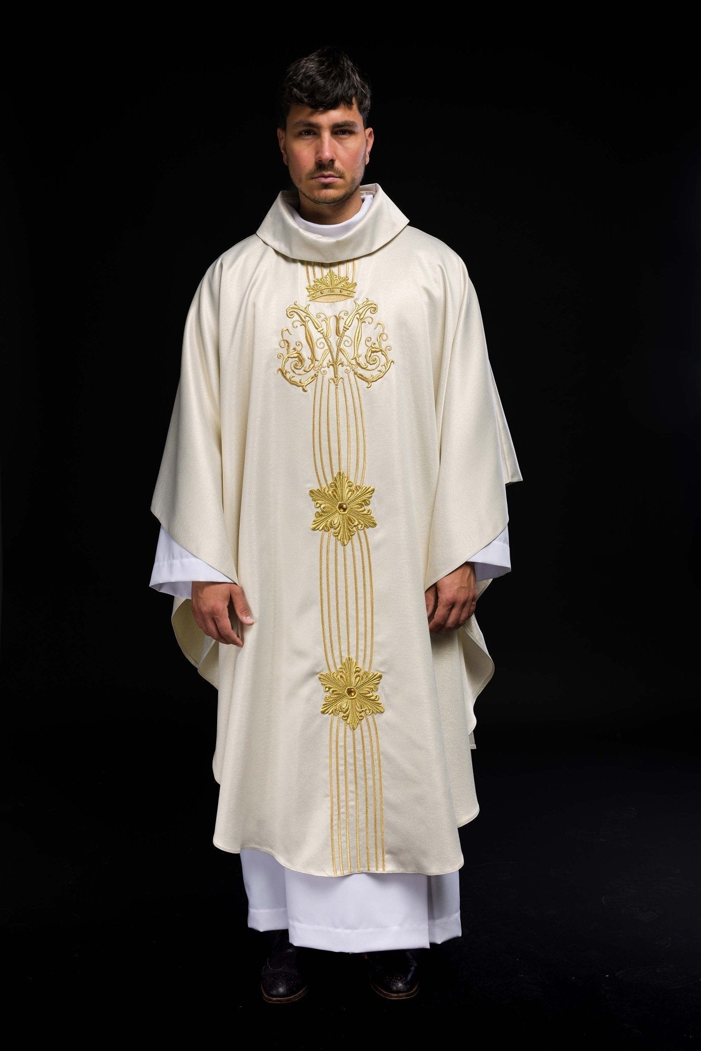 Casulla marfil Mariana ricamente bordada con piedras; tela brillante