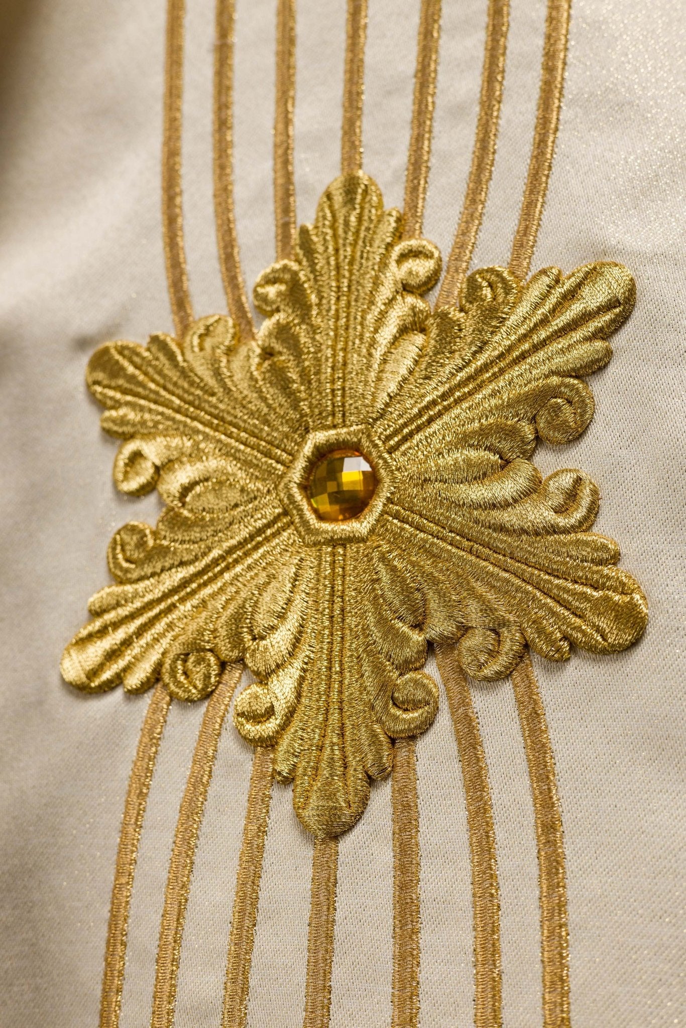 Casulla marfil Mariana ricamente bordada con piedras; tela brillante