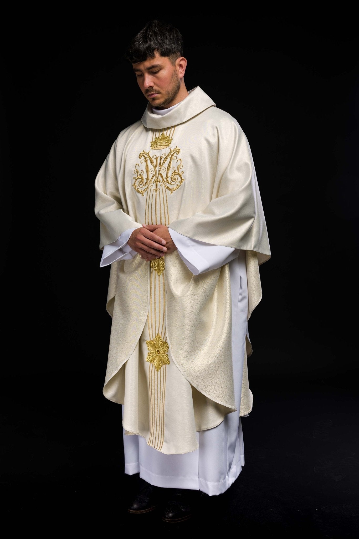Casulla marfil Mariana ricamente bordada con piedras; tela brillante