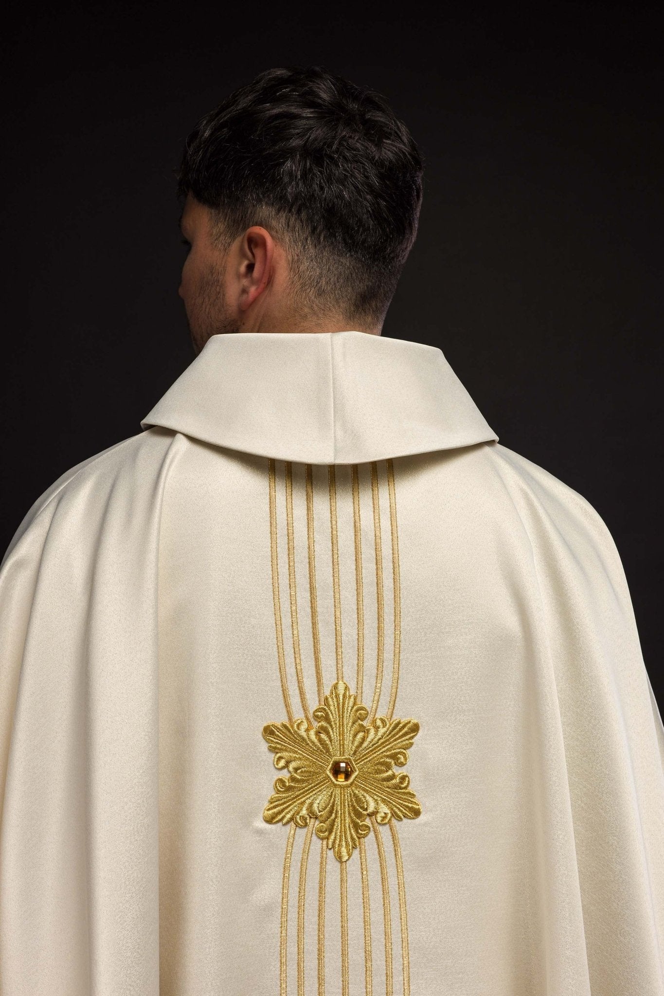 Casulla marfil Mariana ricamente bordada con piedras; tela brillante