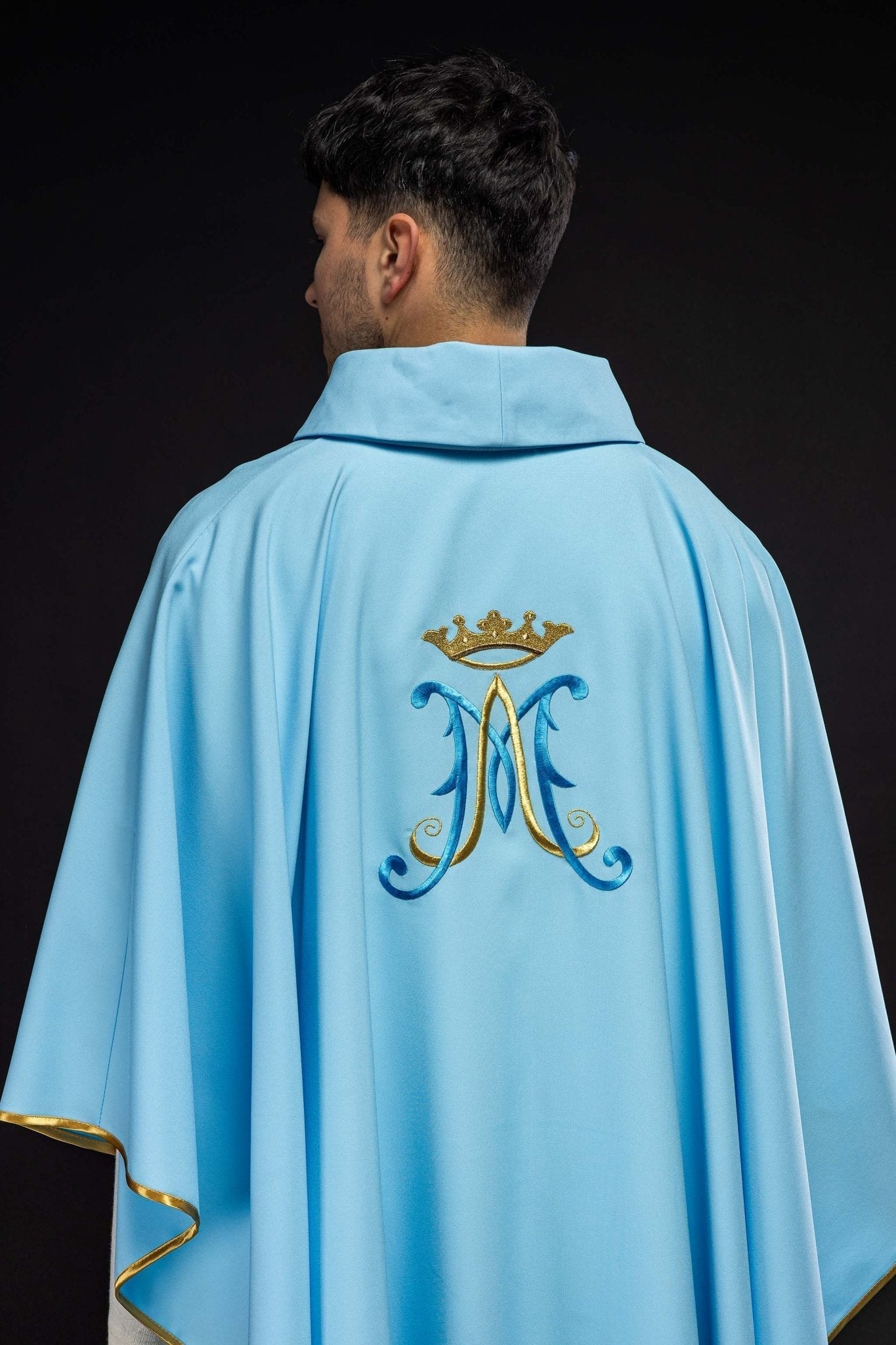Casulla Mariana azul con bordado