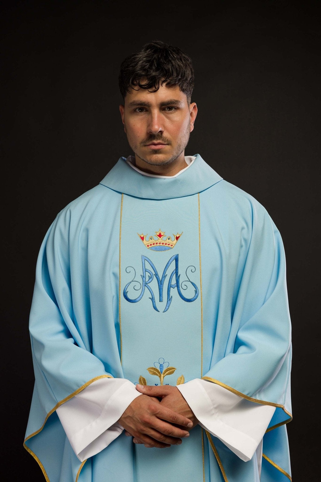 Casulla Mariana azul con bordado