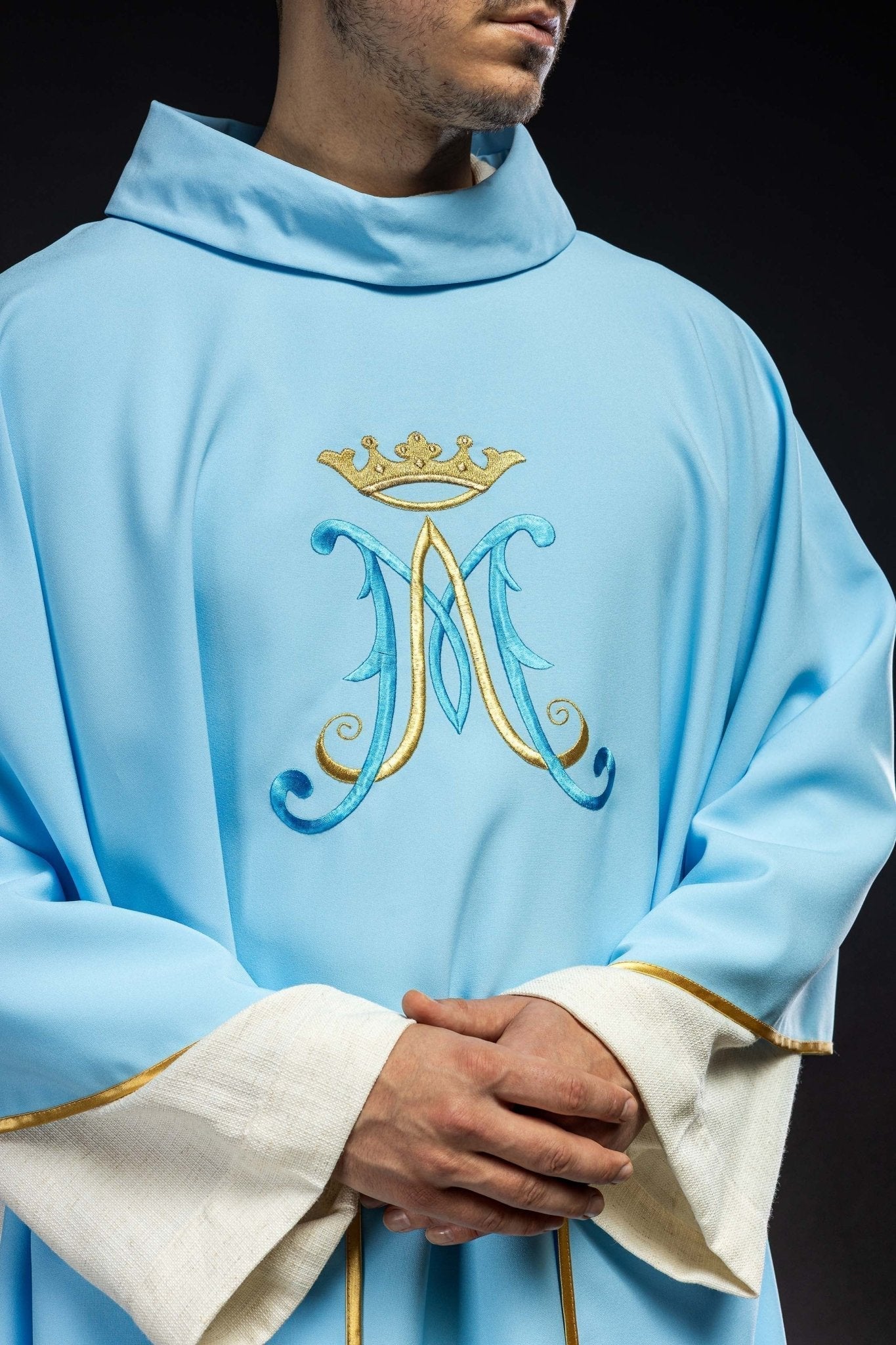 Casulla Mariana azul con bordado
