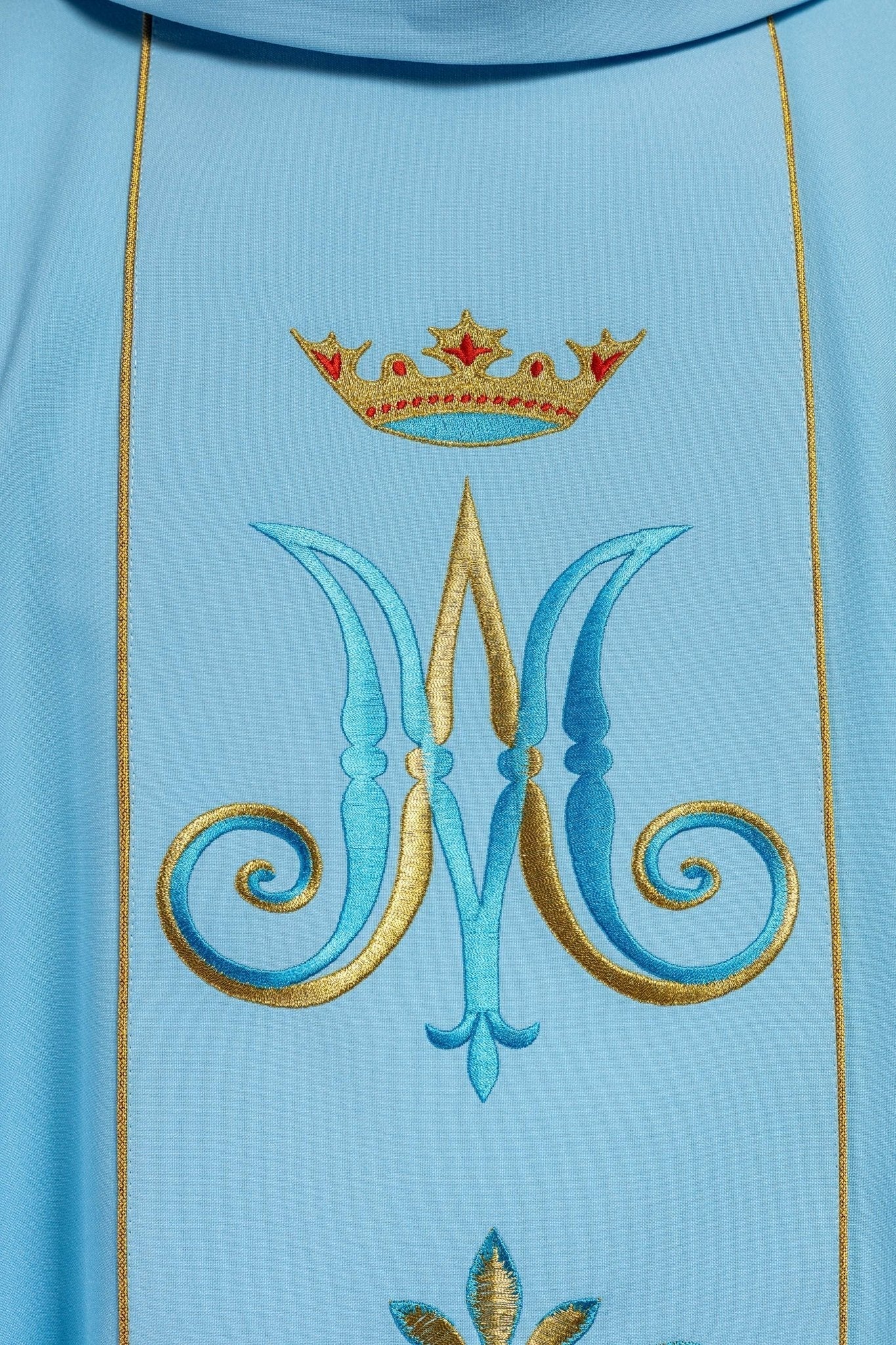 Casulla Mariana azul Con ornamentos bordados y Corona